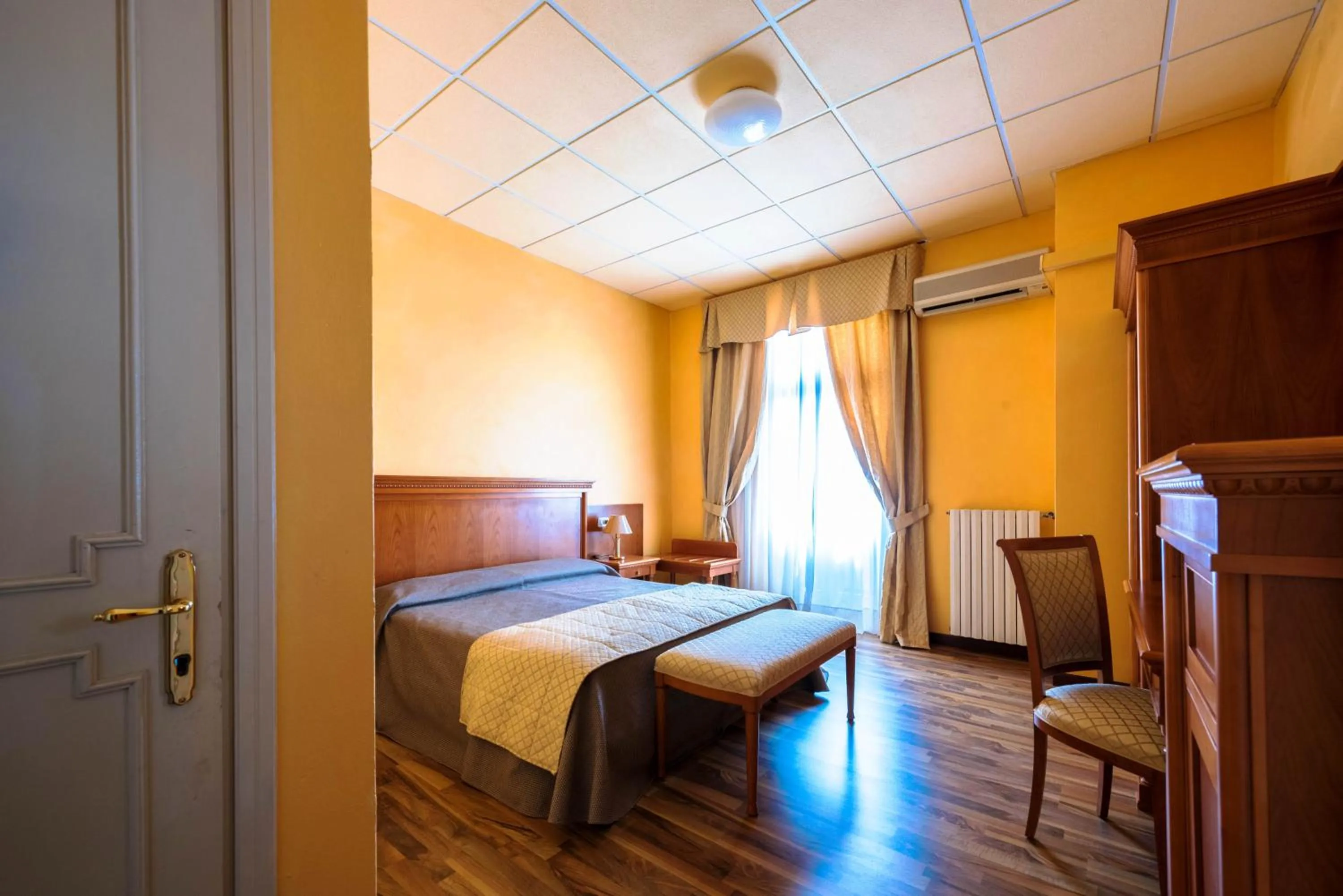 Bed in Hotel Maderno