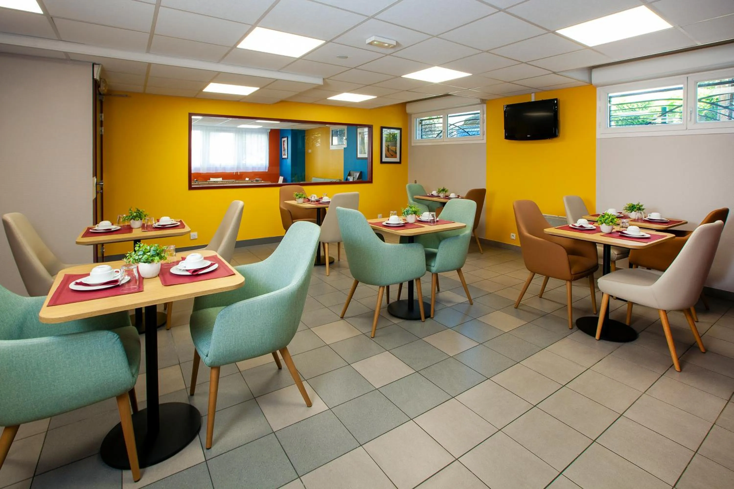 Breakfast in Séjours & Affaires Paris-Nanterre