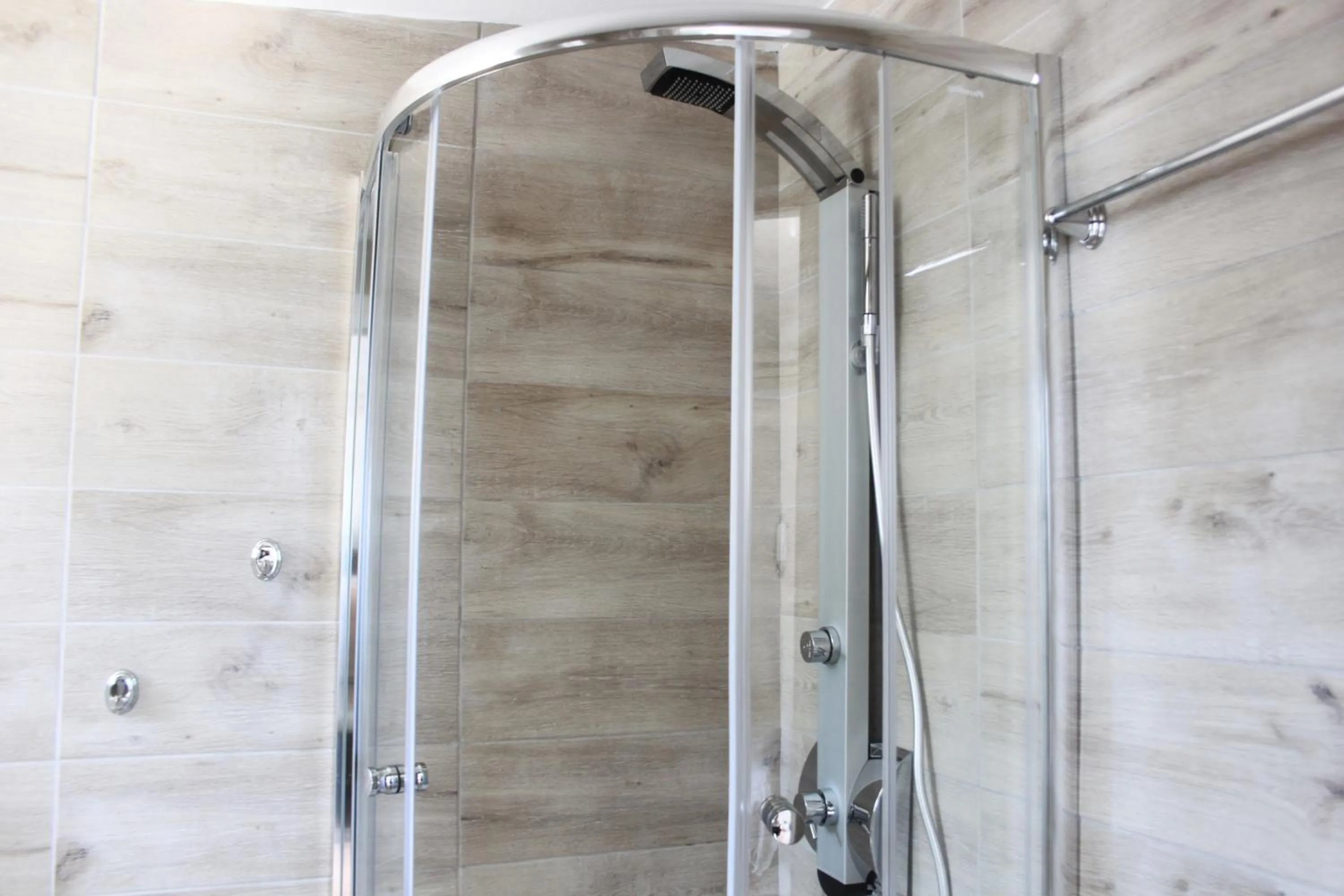 Shower in Penthouse & apartments by the Sea airport Airstay