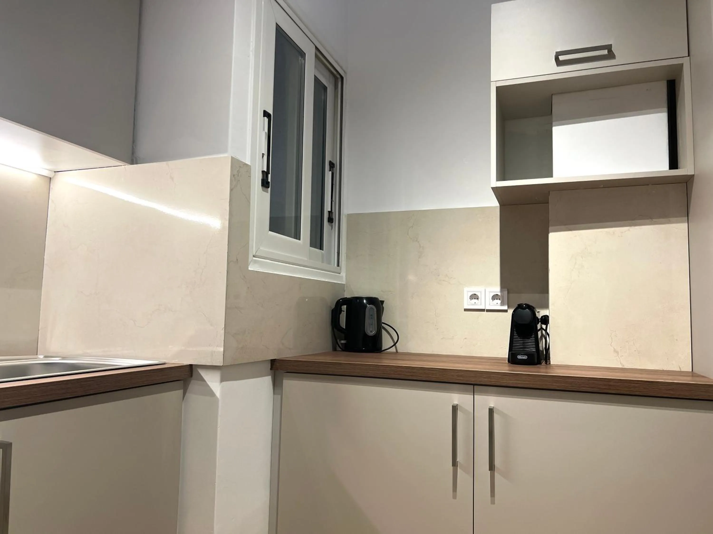 Coffee/tea facilities in Penthouse & apartments by the Sea airport Airstay