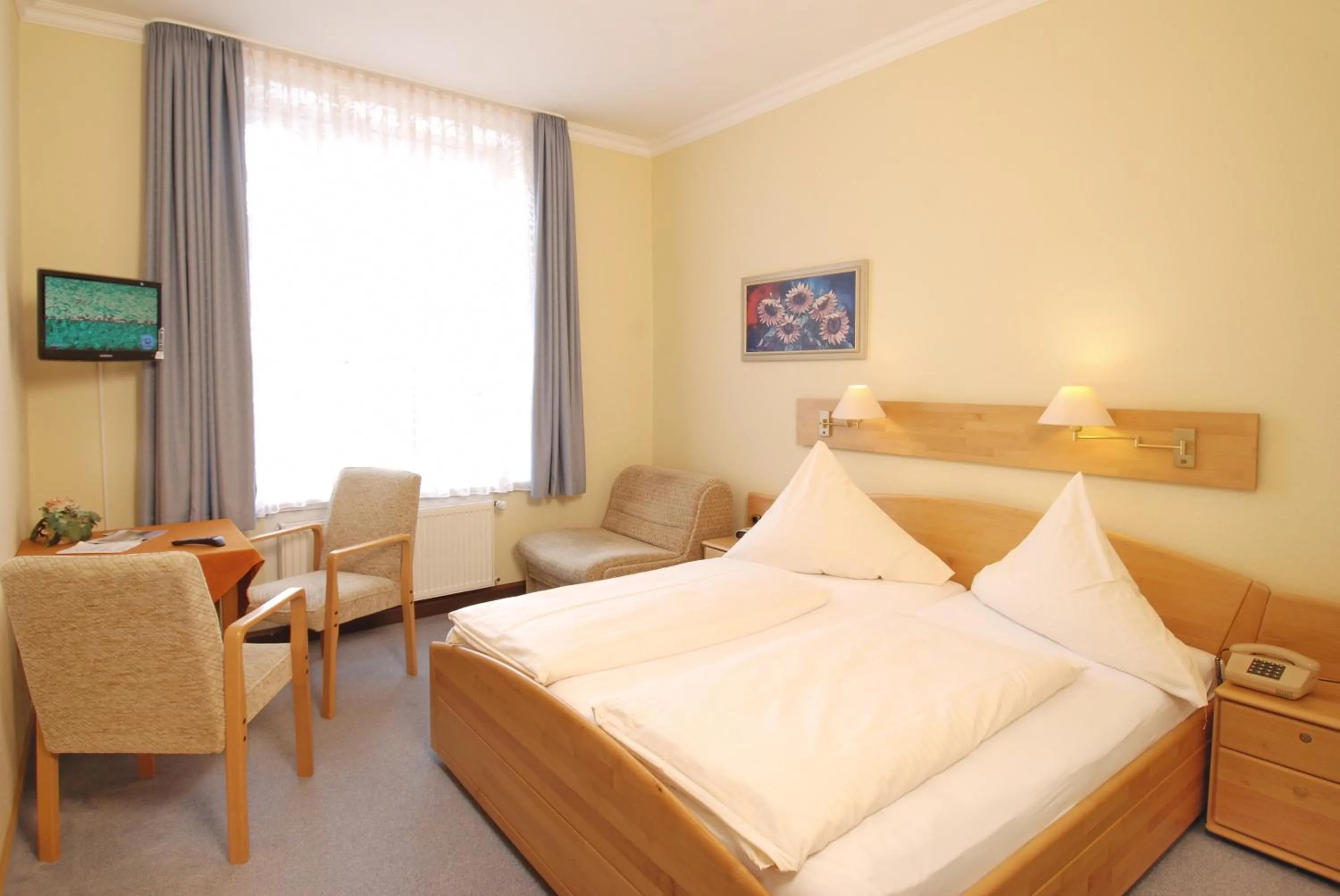 Photo of the whole room, Bed in Hotel Münchner Löwenbräu