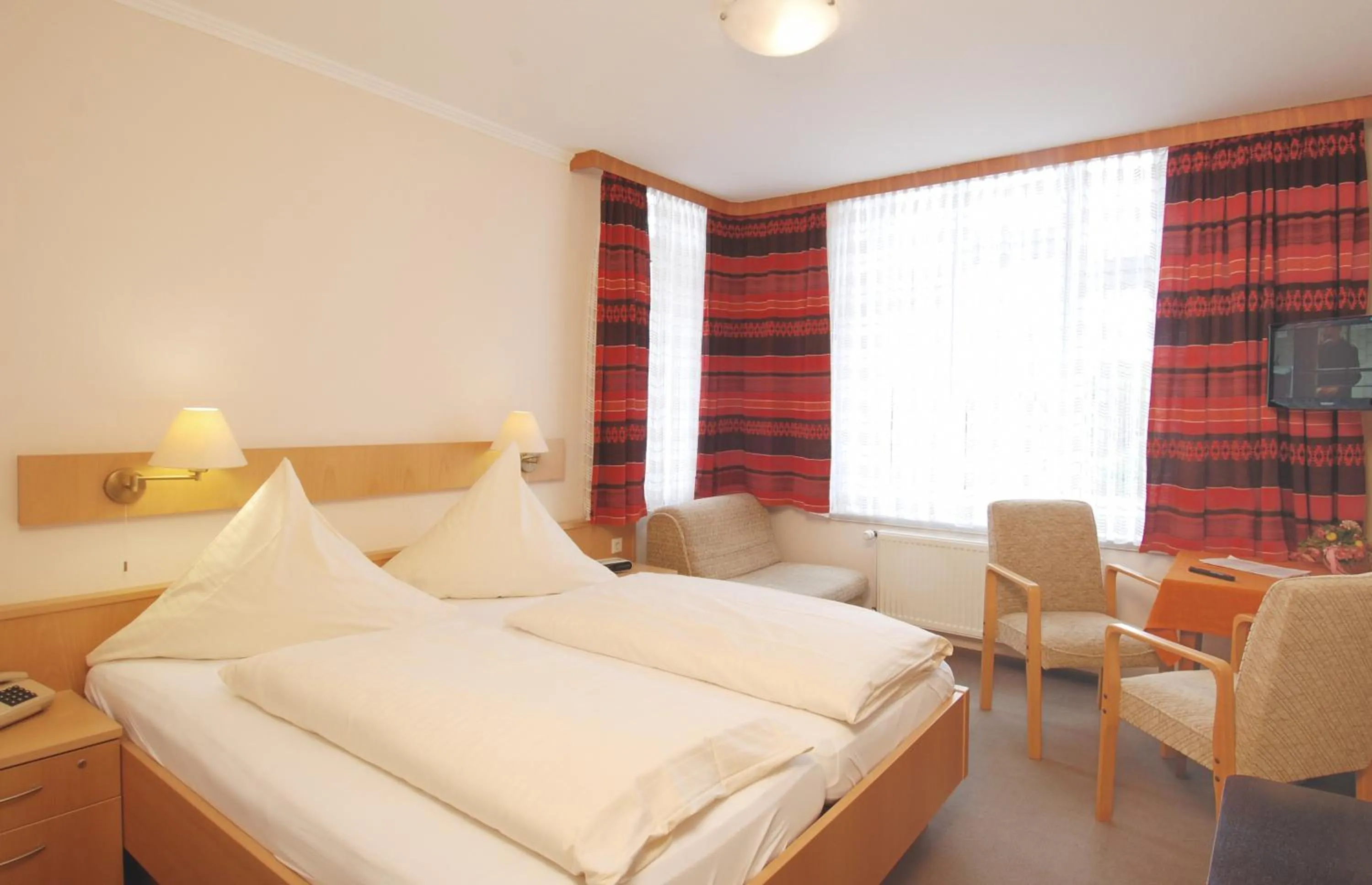 Photo of the whole room, Bed in Hotel Münchner Löwenbräu