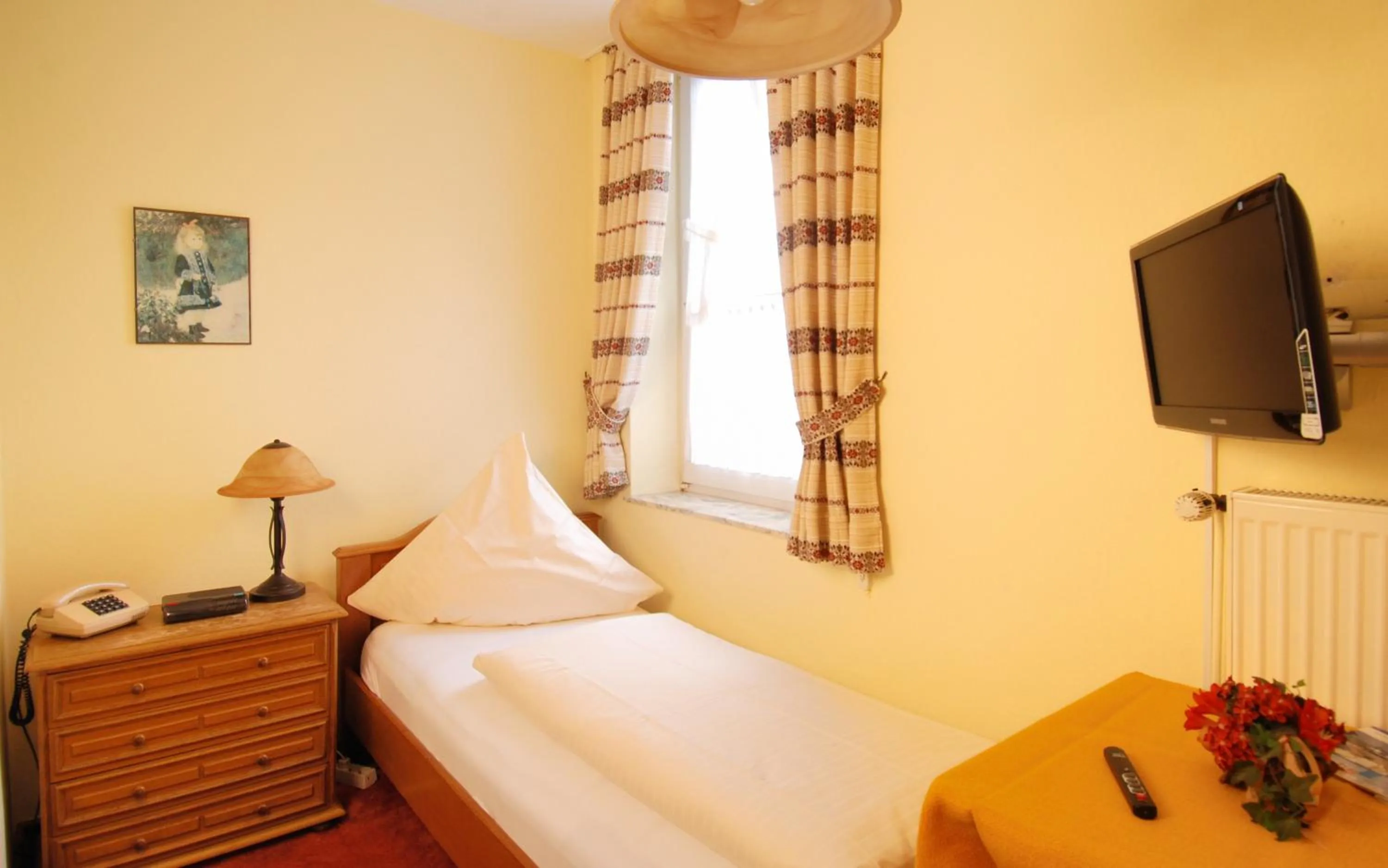 Photo of the whole room, Bed in Hotel Münchner Löwenbräu