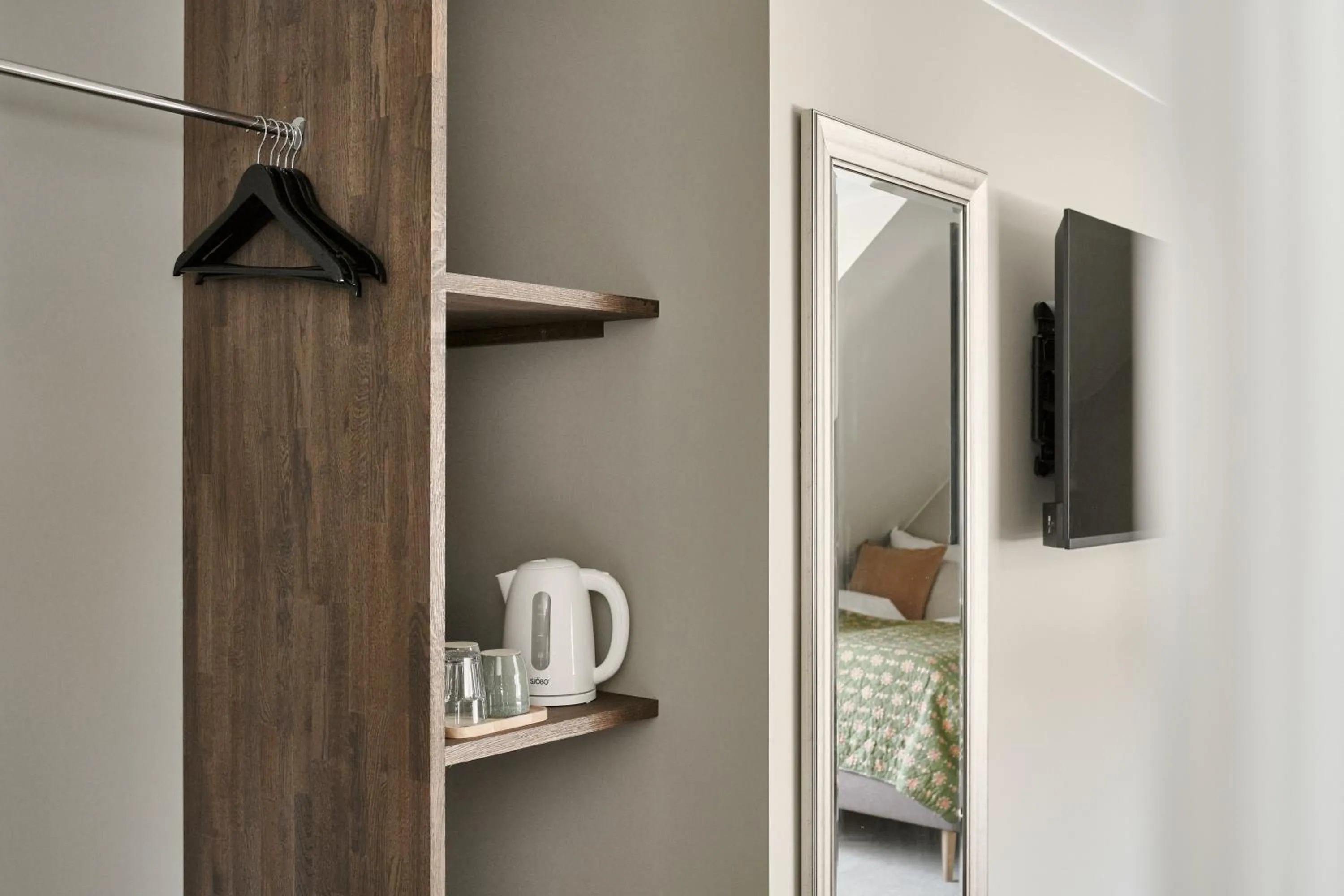 Coffee/tea facilities, Bed in Hotel Ærø