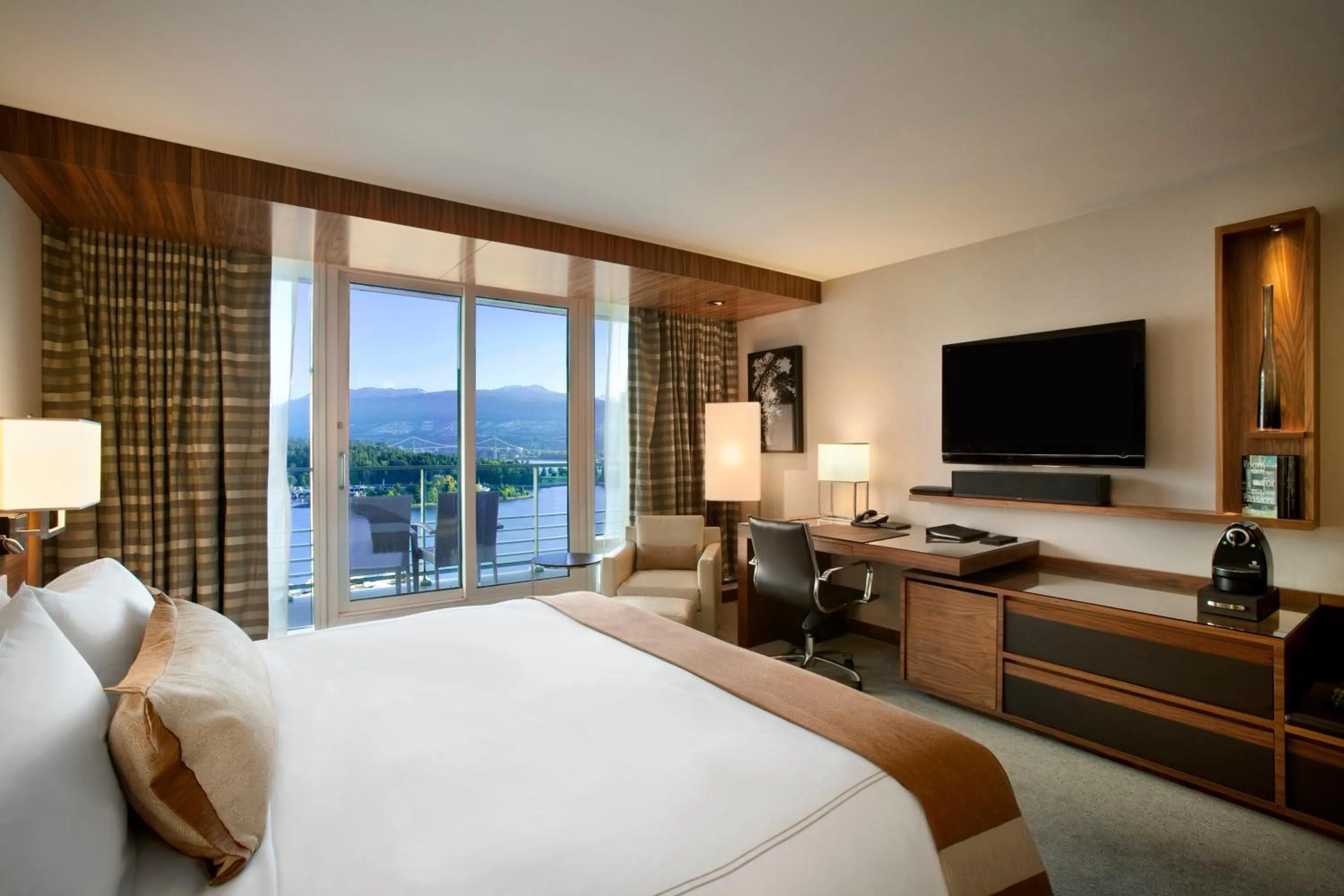 Bedroom, Bed in Fairmont Pacific Rim
