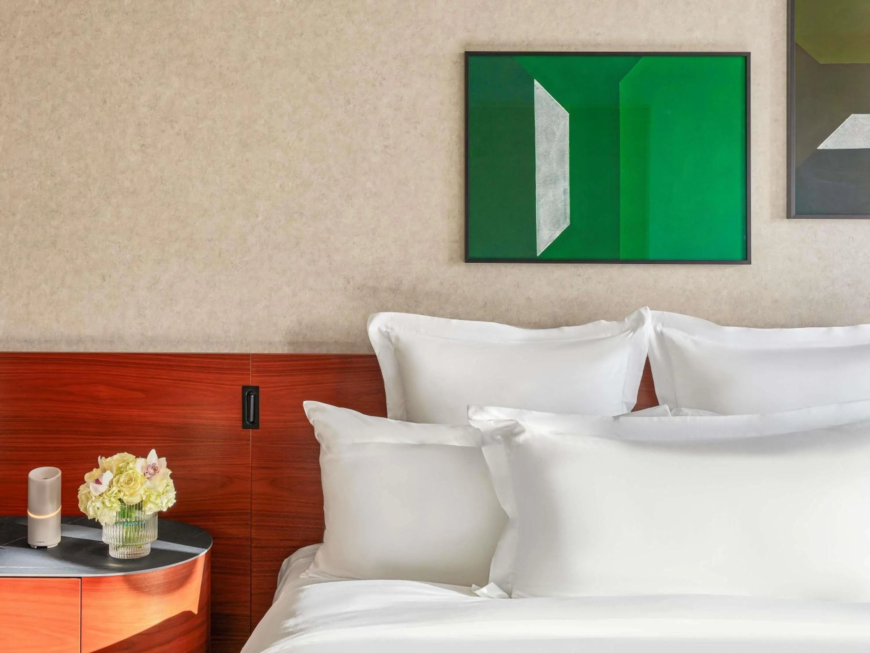 Bedroom, Bed in Fairmont Pacific Rim