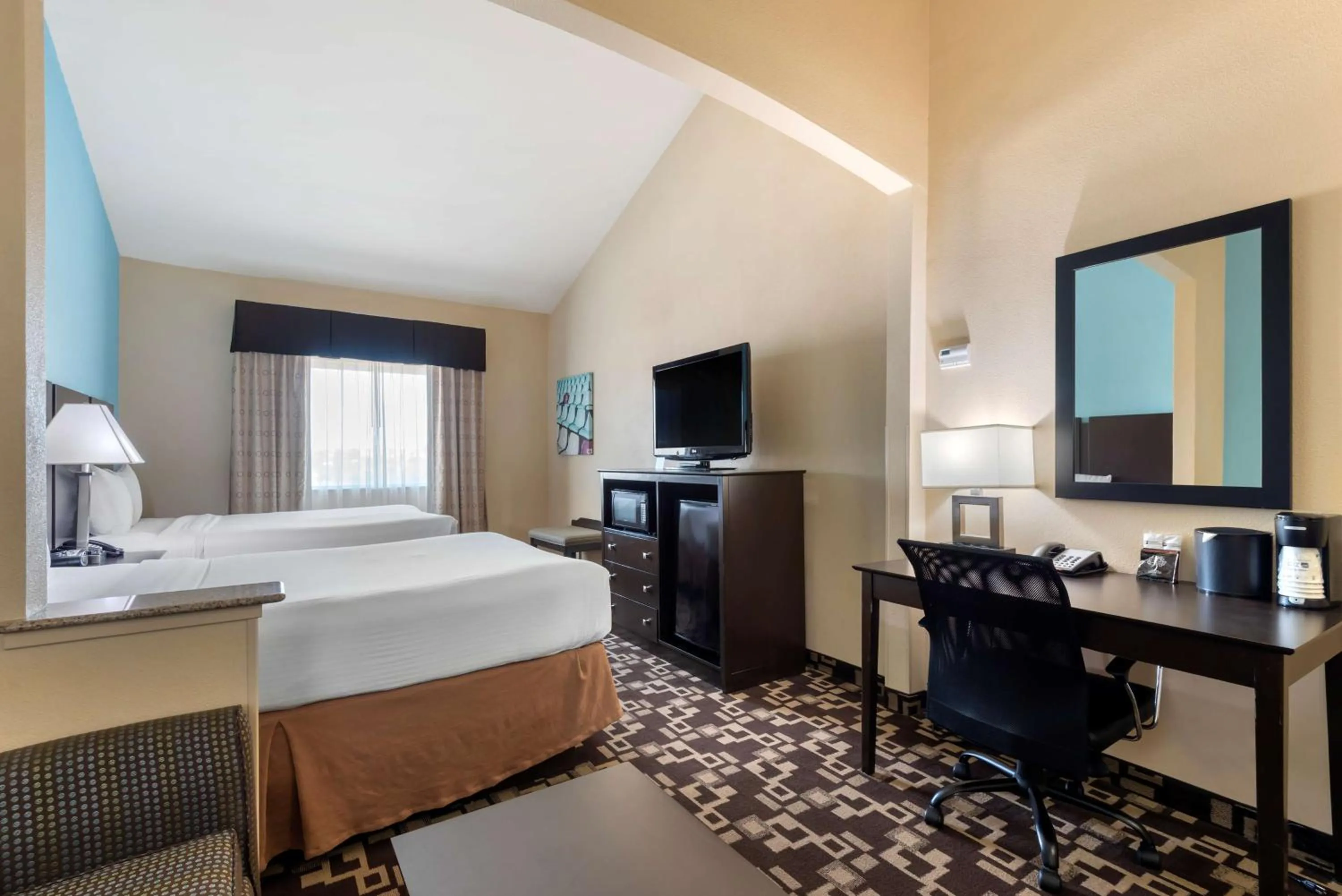 Bedroom, Bed in Best Western Plus Arlington North Hotel & Suites
