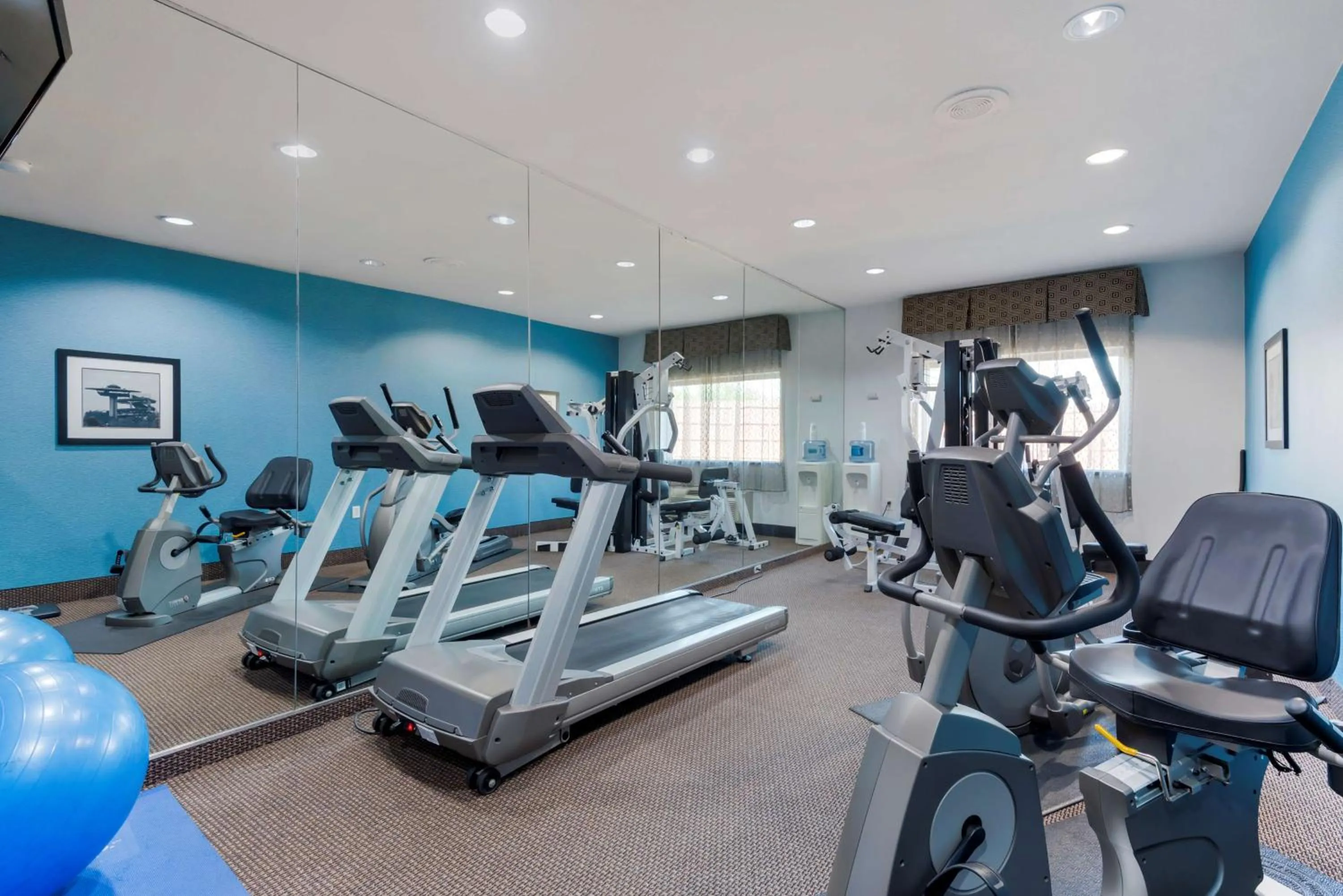 Spa and wellness centre/facilities in Best Western Plus Arlington North Hotel & Suites
