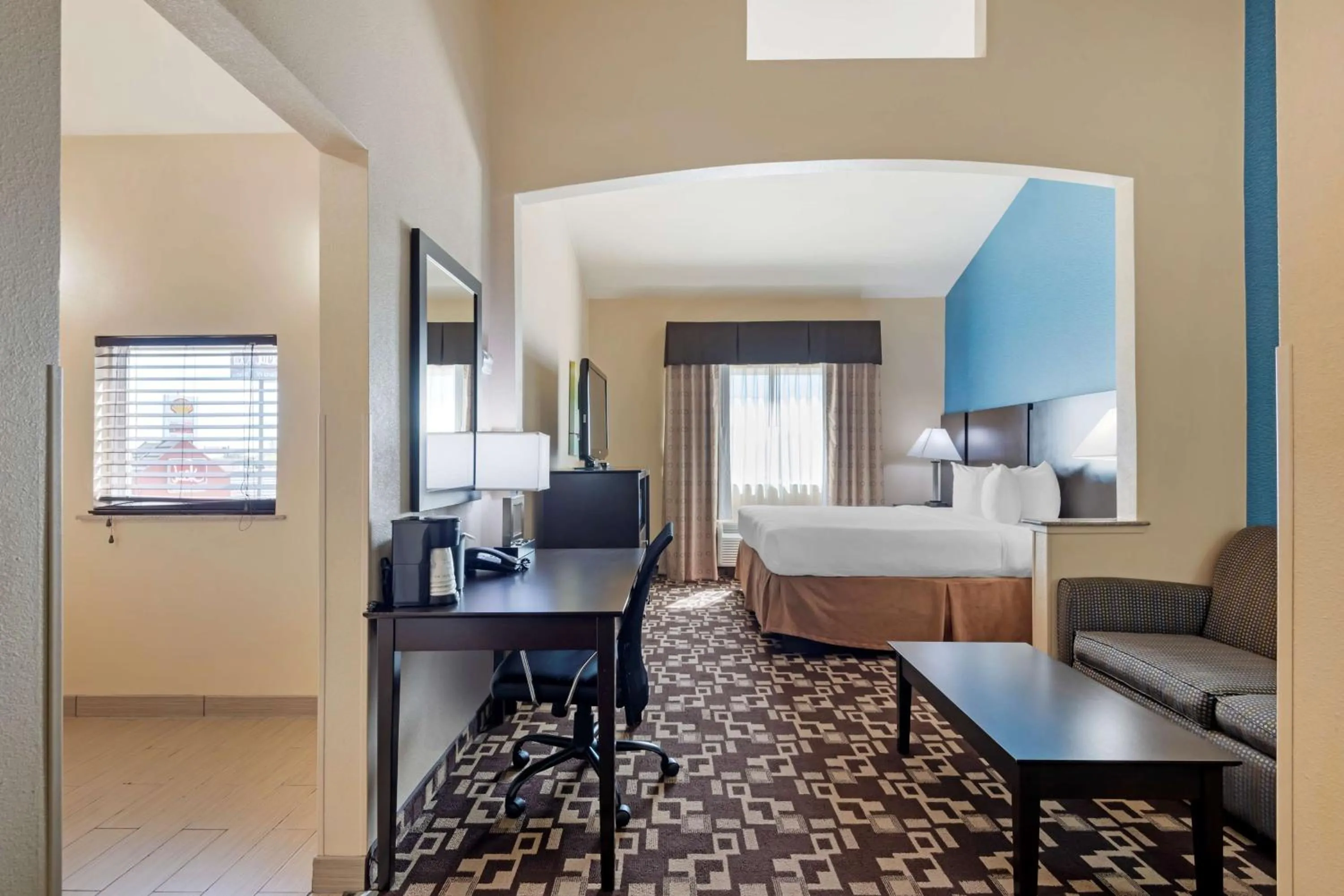 Bedroom, Bed in Best Western Plus Arlington North Hotel & Suites