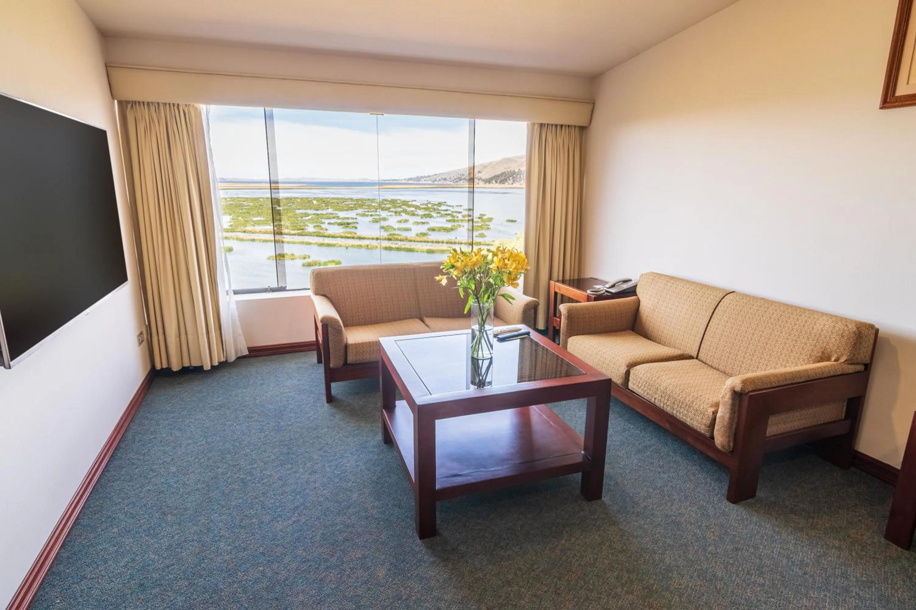 Living room in GHL Hotel Lago Titicaca