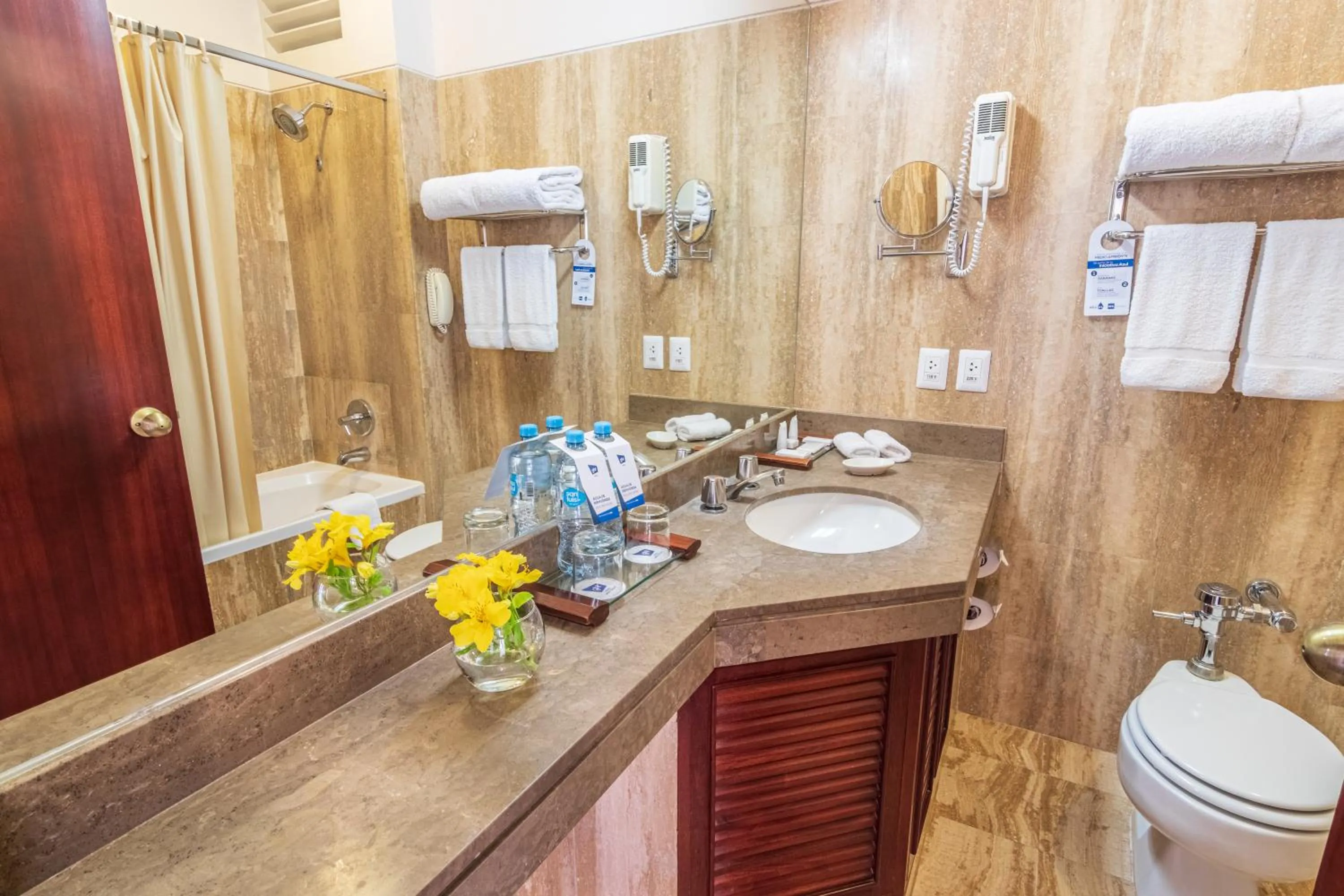 Shower in GHL Hotel Lago Titicaca