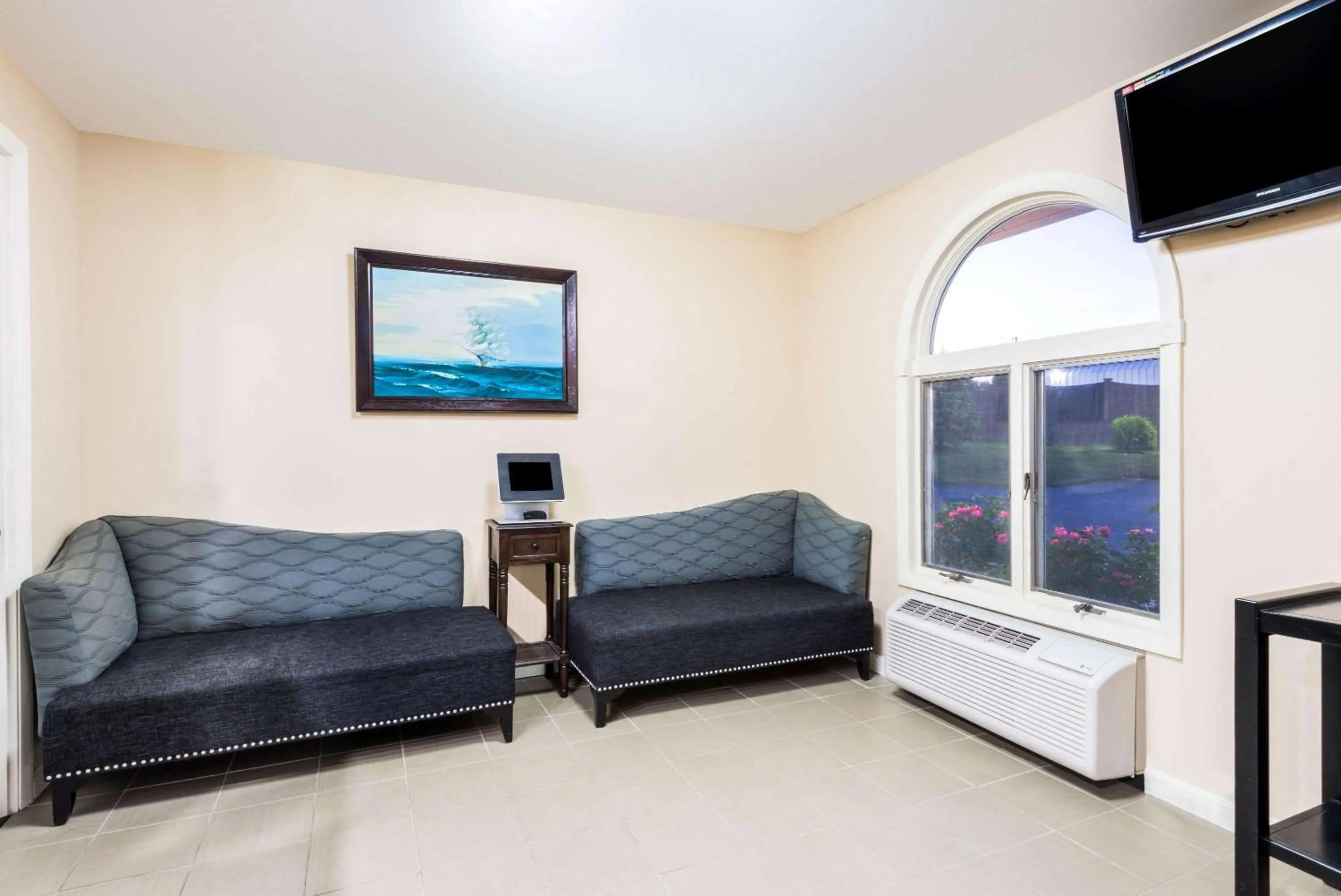 Lobby or reception in Days Inn by Wyndham Middletown/Newport Area