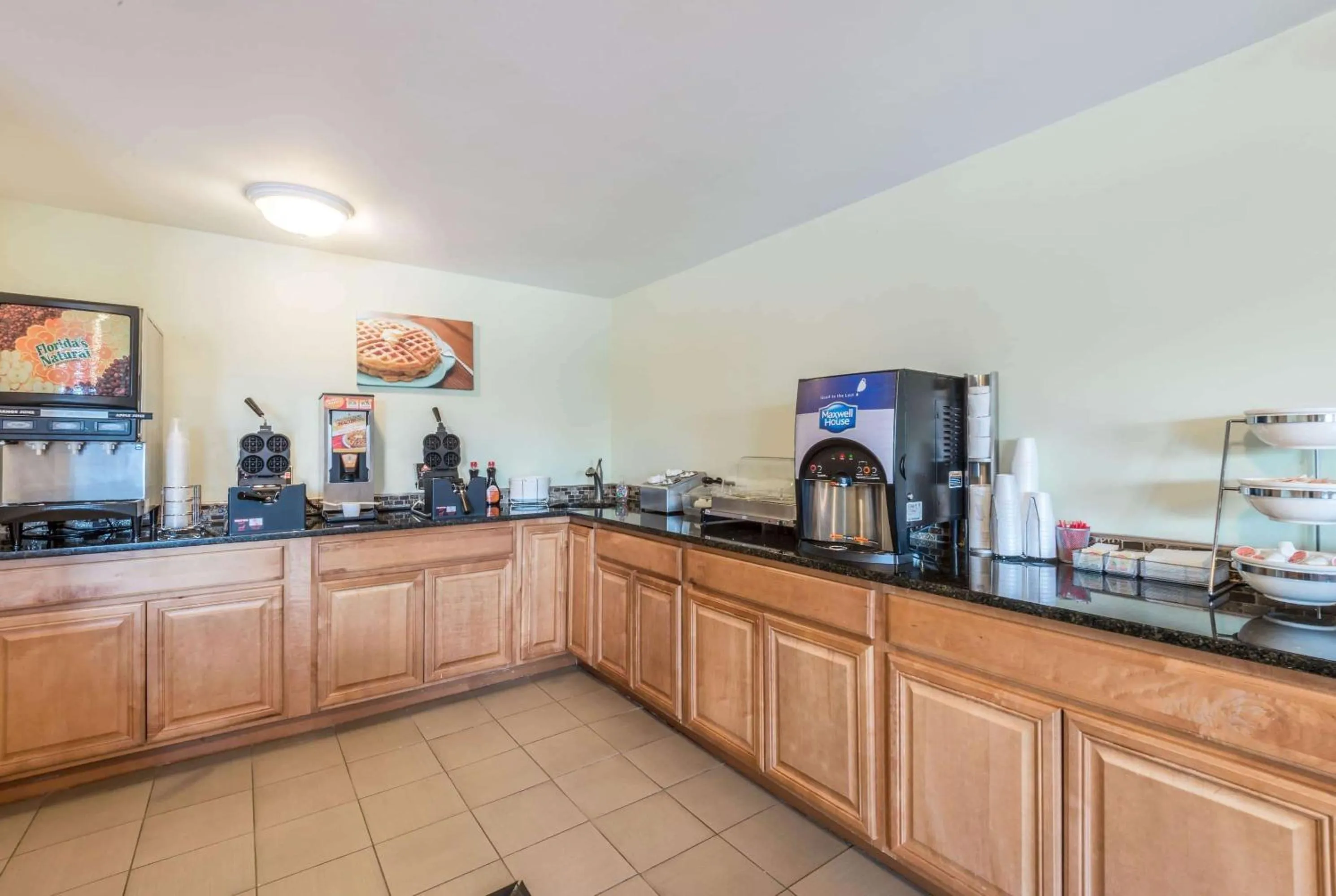 Property building in Days Inn by Wyndham Middletown/Newport Area