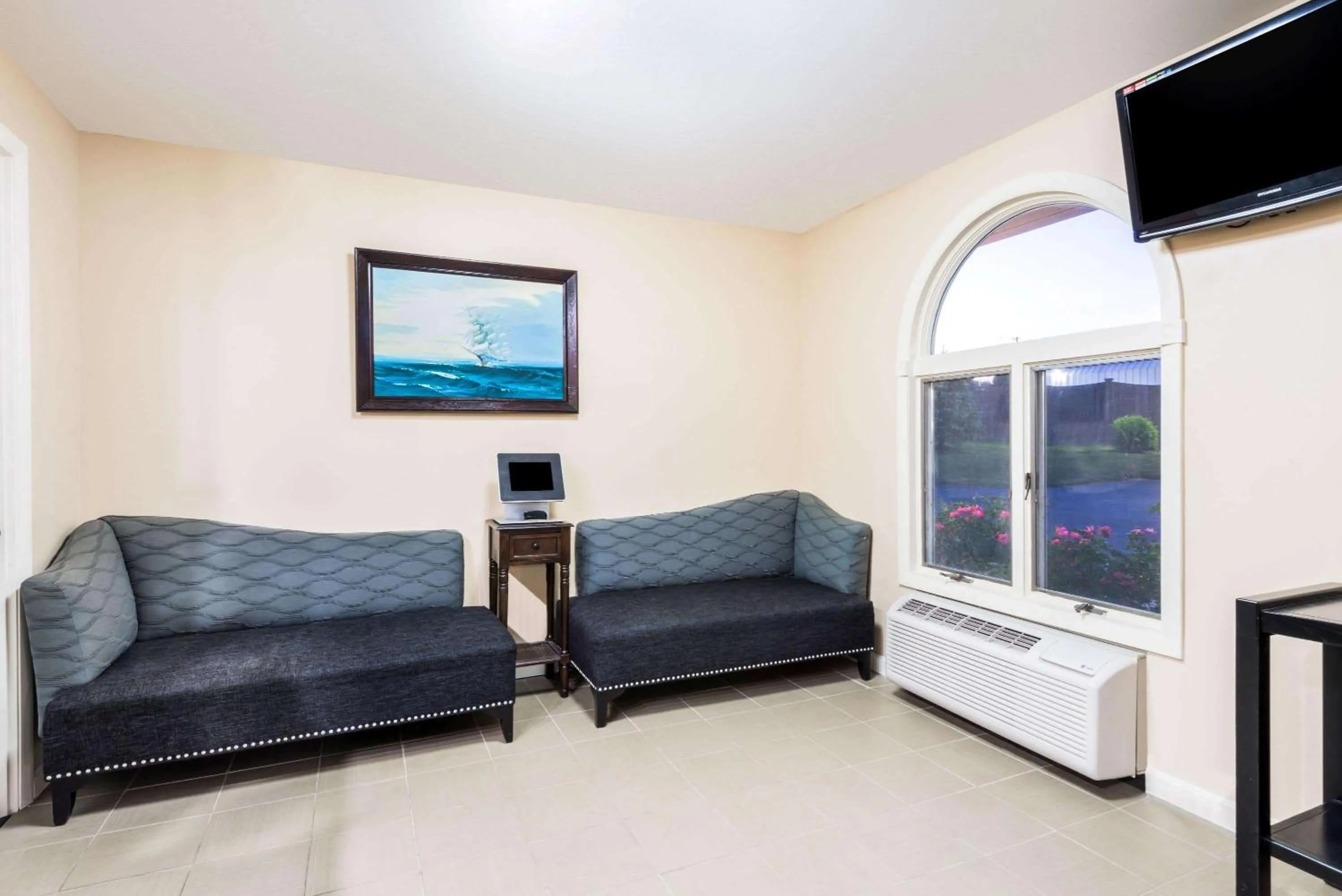 Lobby or reception in Days Inn by Wyndham Middletown/Newport Area