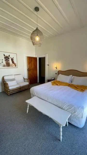 Bed in The Clive Hideaway