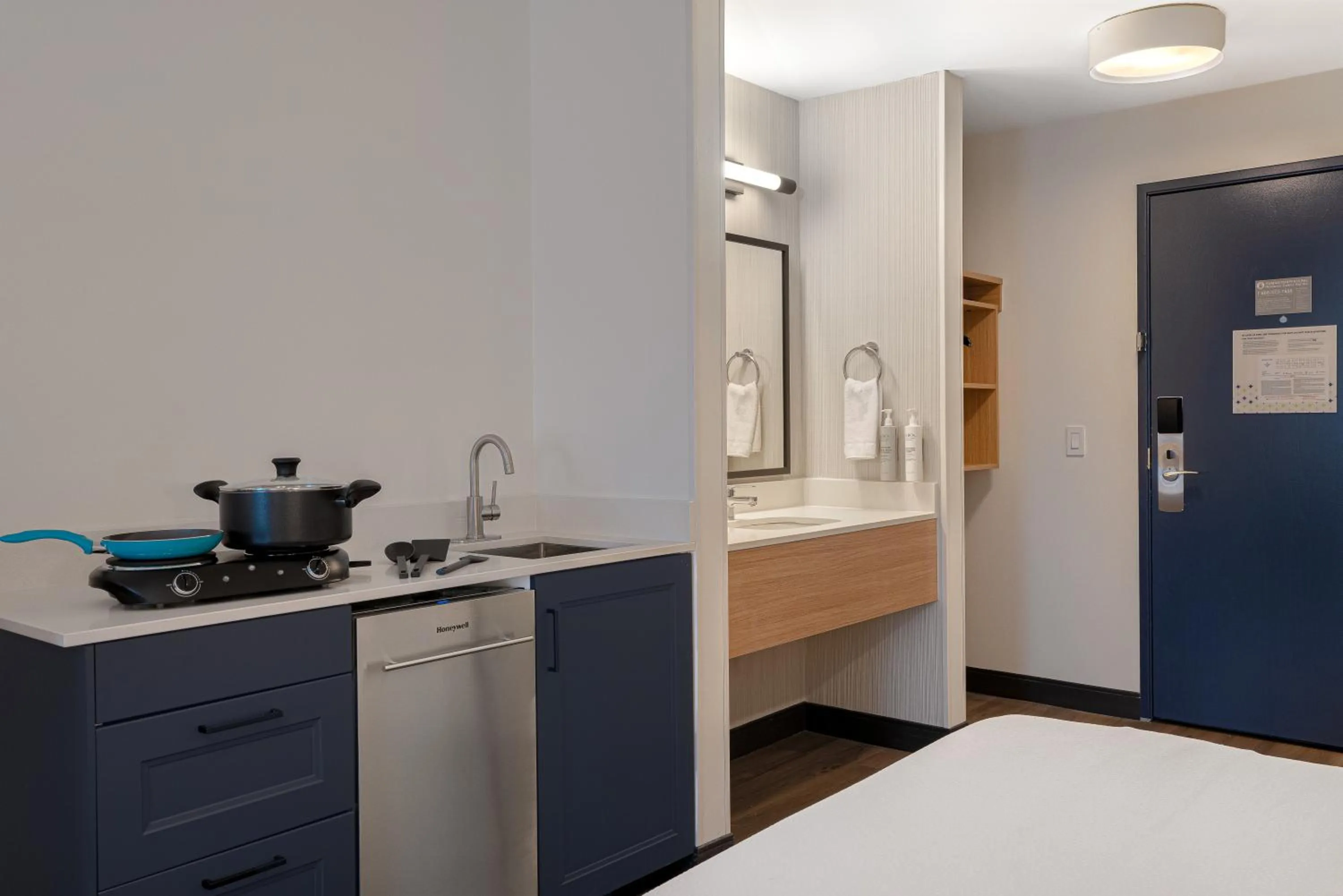 Kitchen or kitchenette, Bed in Spark by Hilton West Coxsackie