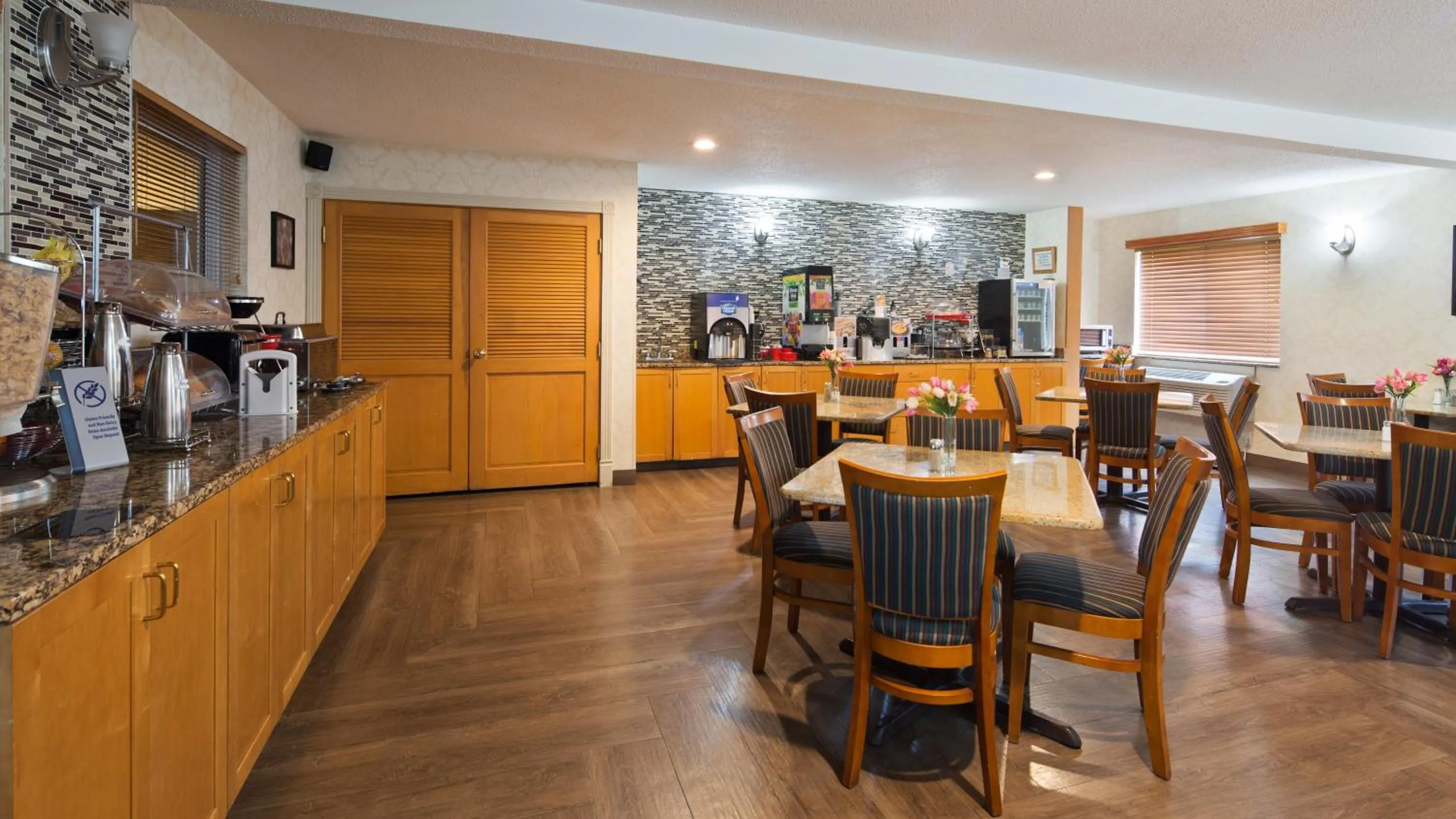 Restaurant/places to eat in Best Western New Baltimore Inn