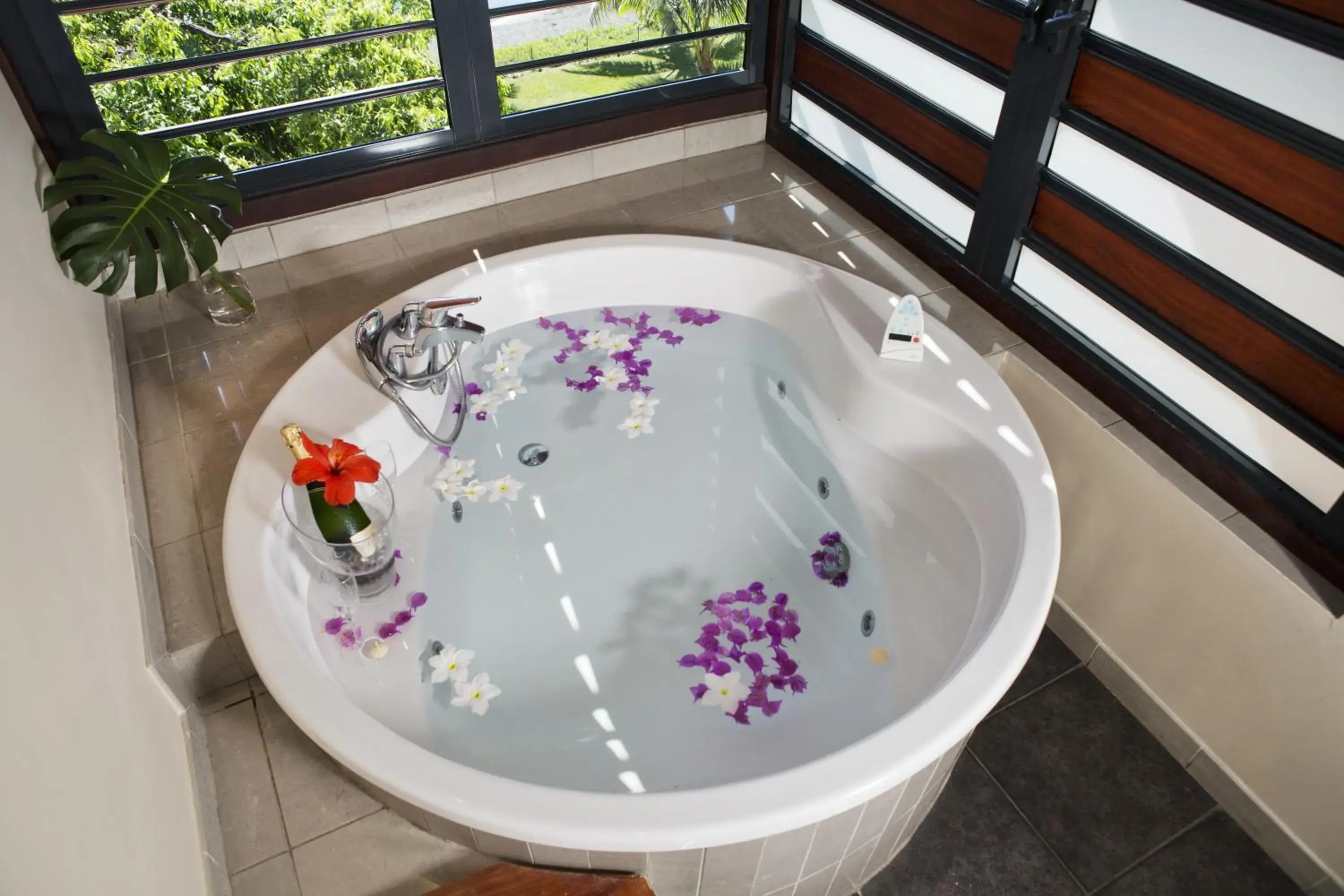 Premium Ocean View Room with Hot Tub in Le Tahiti by Pearl Resorts Premium Ocean View Room with Hot Tub in Le Tahiti by Pearl Resorts