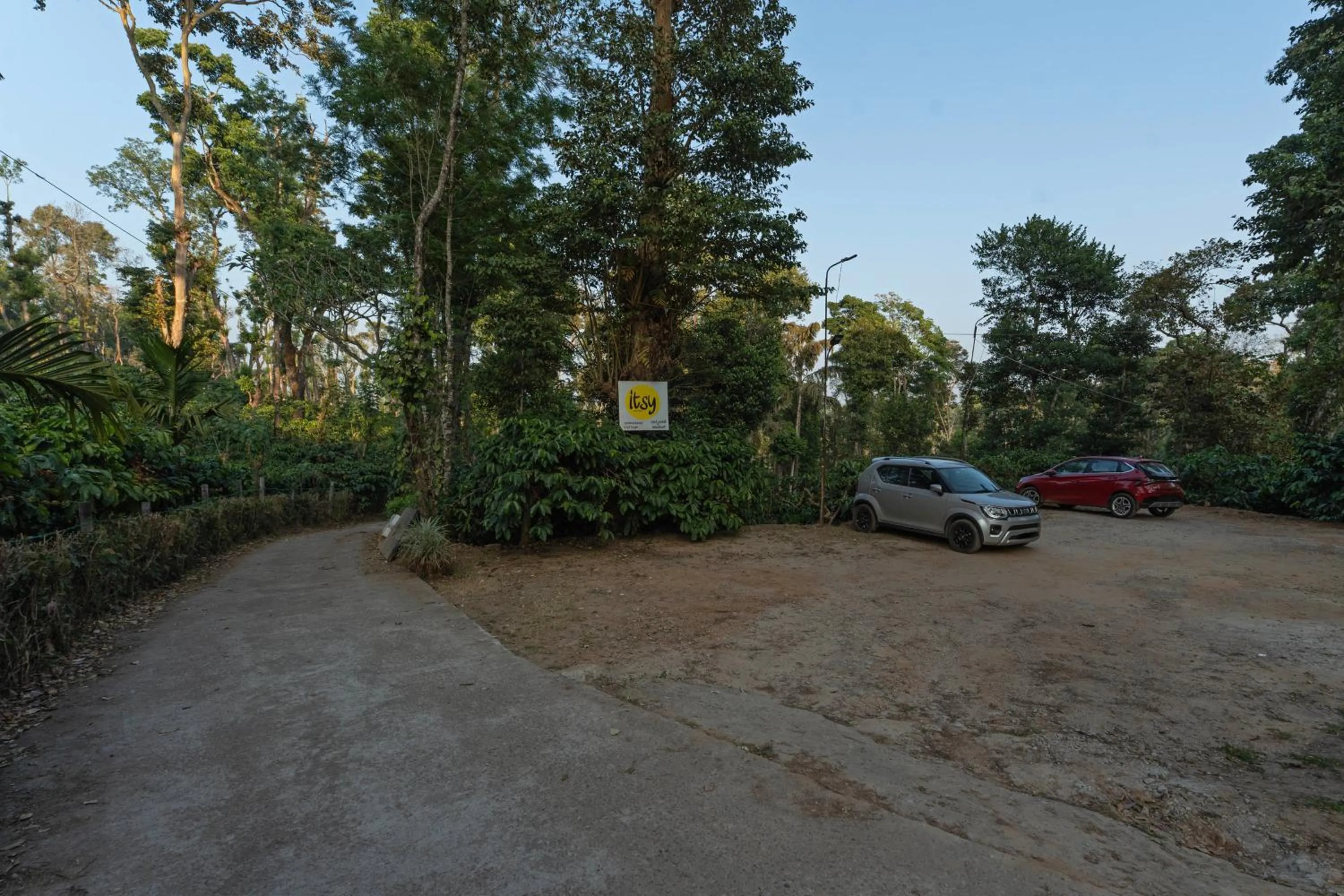 Parking in Itsy Hotels Jammabane Cottage, 5 Minutes To Mountain View Coffee Plantation