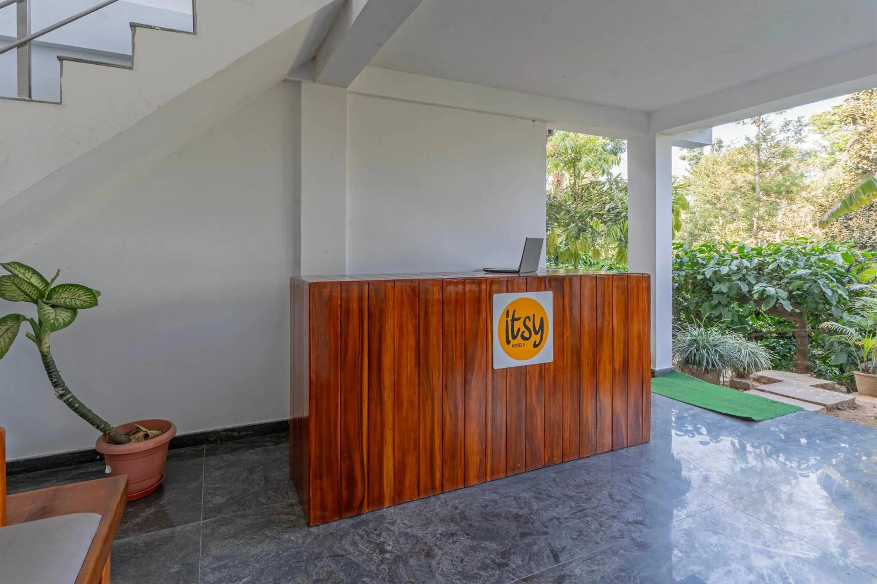 Lobby or reception in Itsy Hotels Jammabane Cottage, 5 Minutes To Mountain View Coffee Plantation
