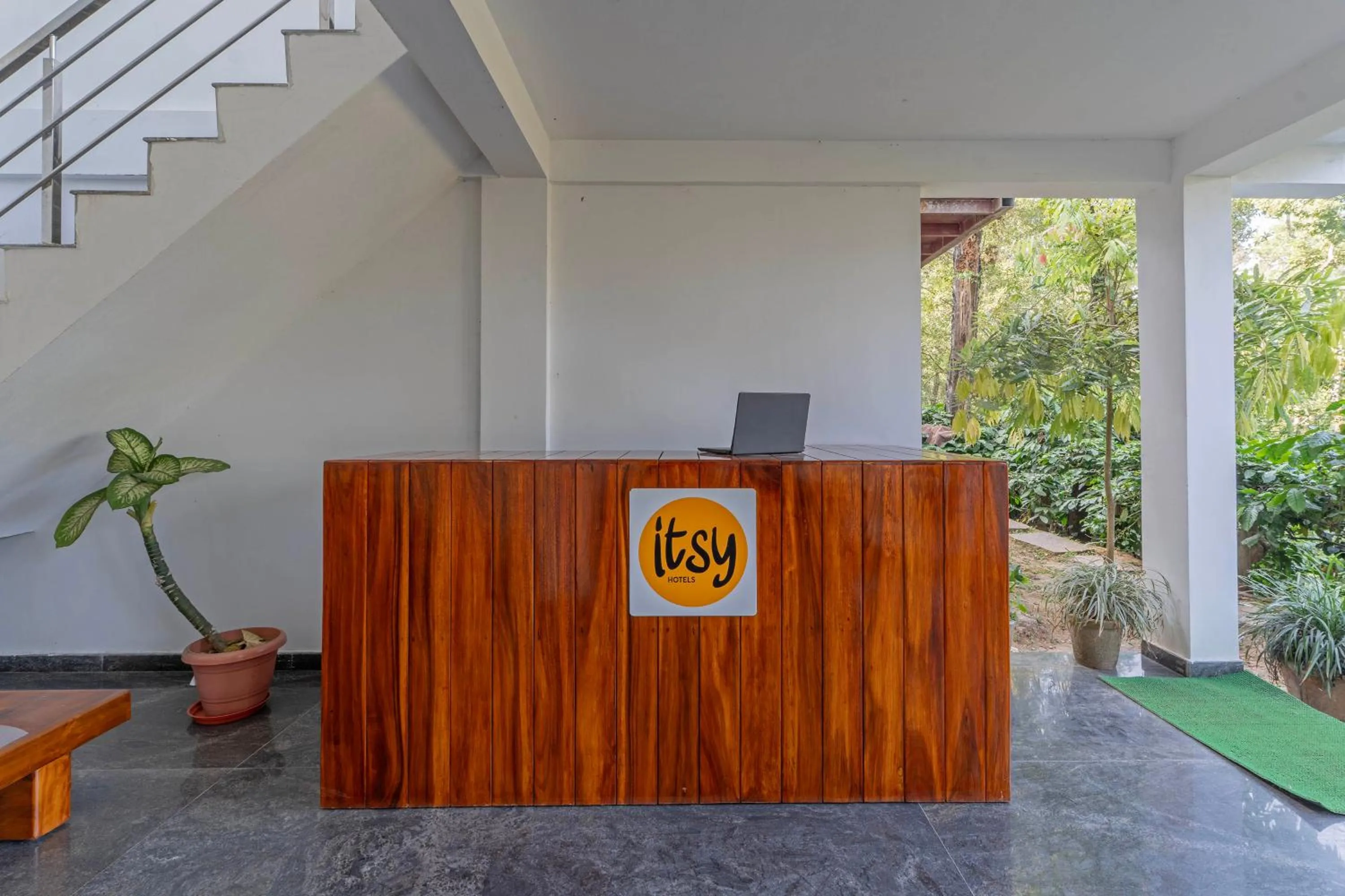 Lobby or reception in Itsy Hotels Jammabane Cottage, 5 Minutes To Mountain View Coffee Plantation