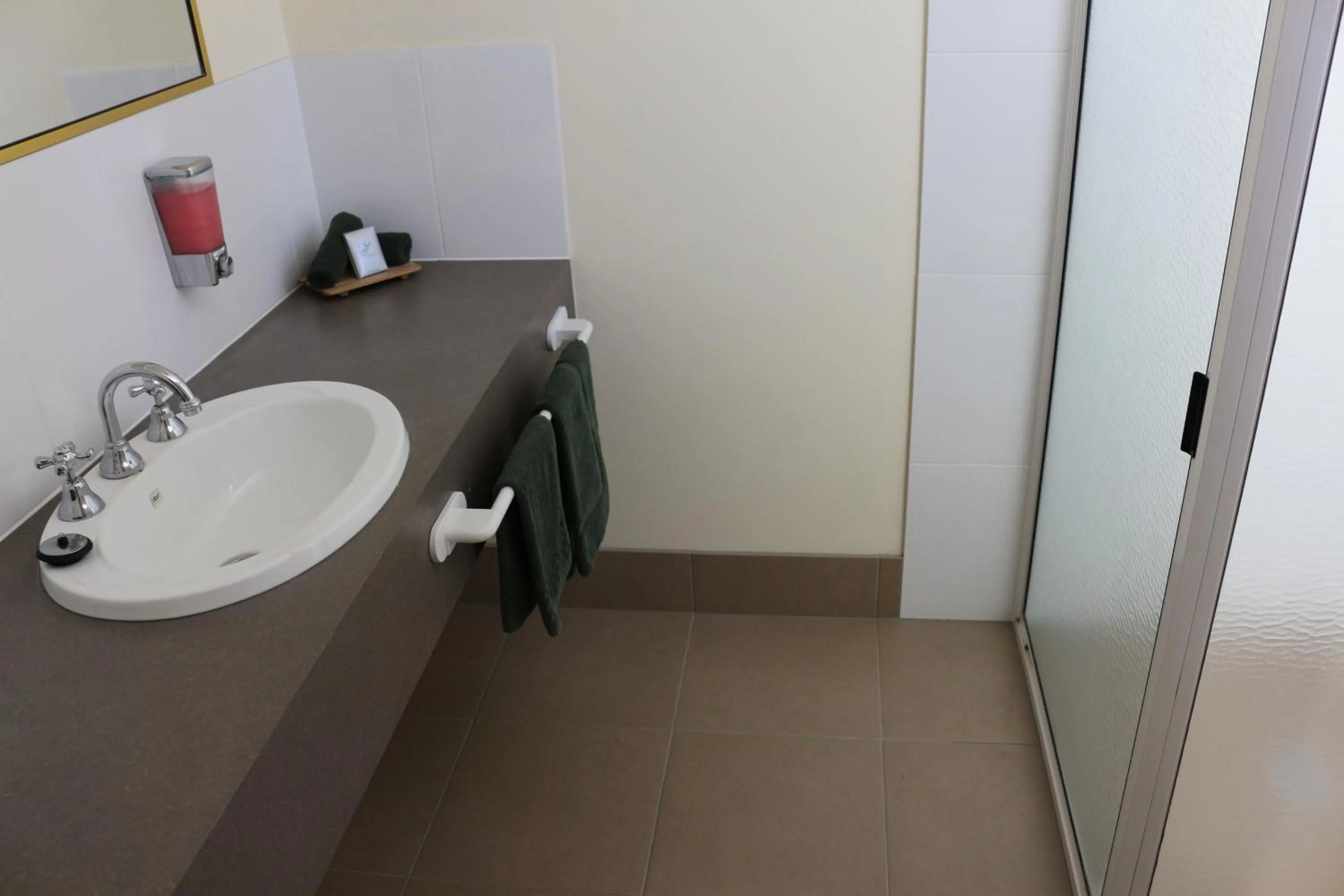 Bathroom in Bendigo Haymarket Motor Inn