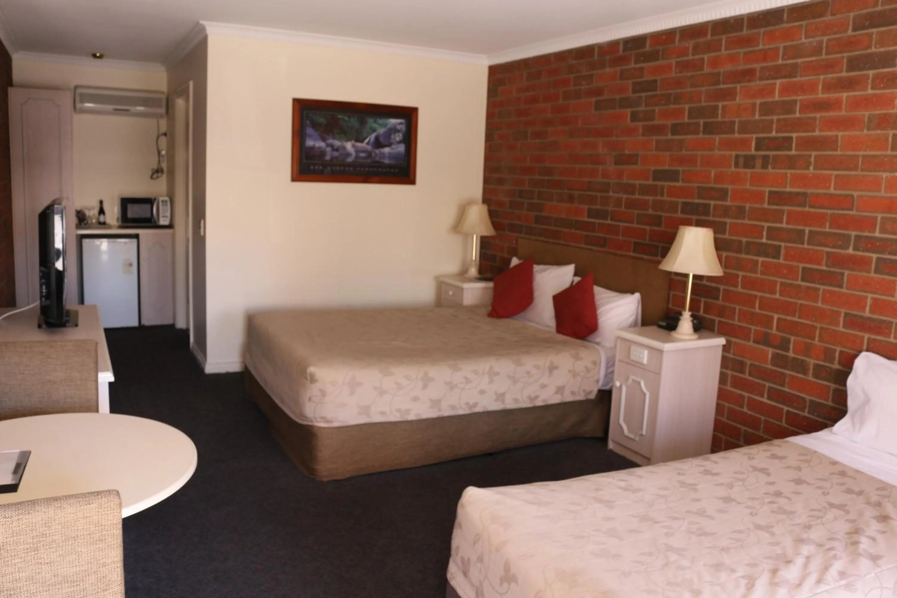 Photo of the whole room, Bed in Bendigo Haymarket Motor Inn