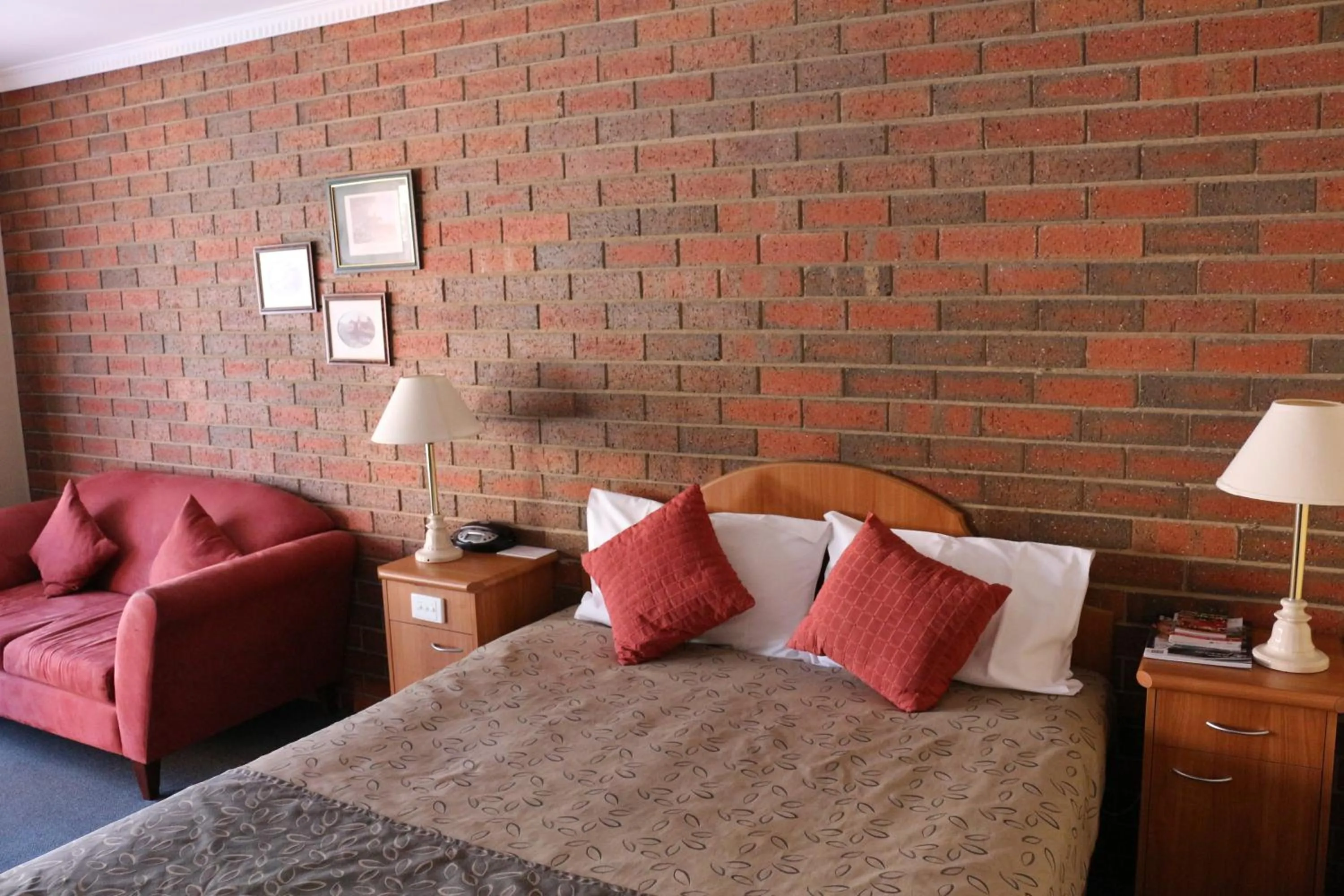 Seating area, Bed in Bendigo Haymarket Motor Inn