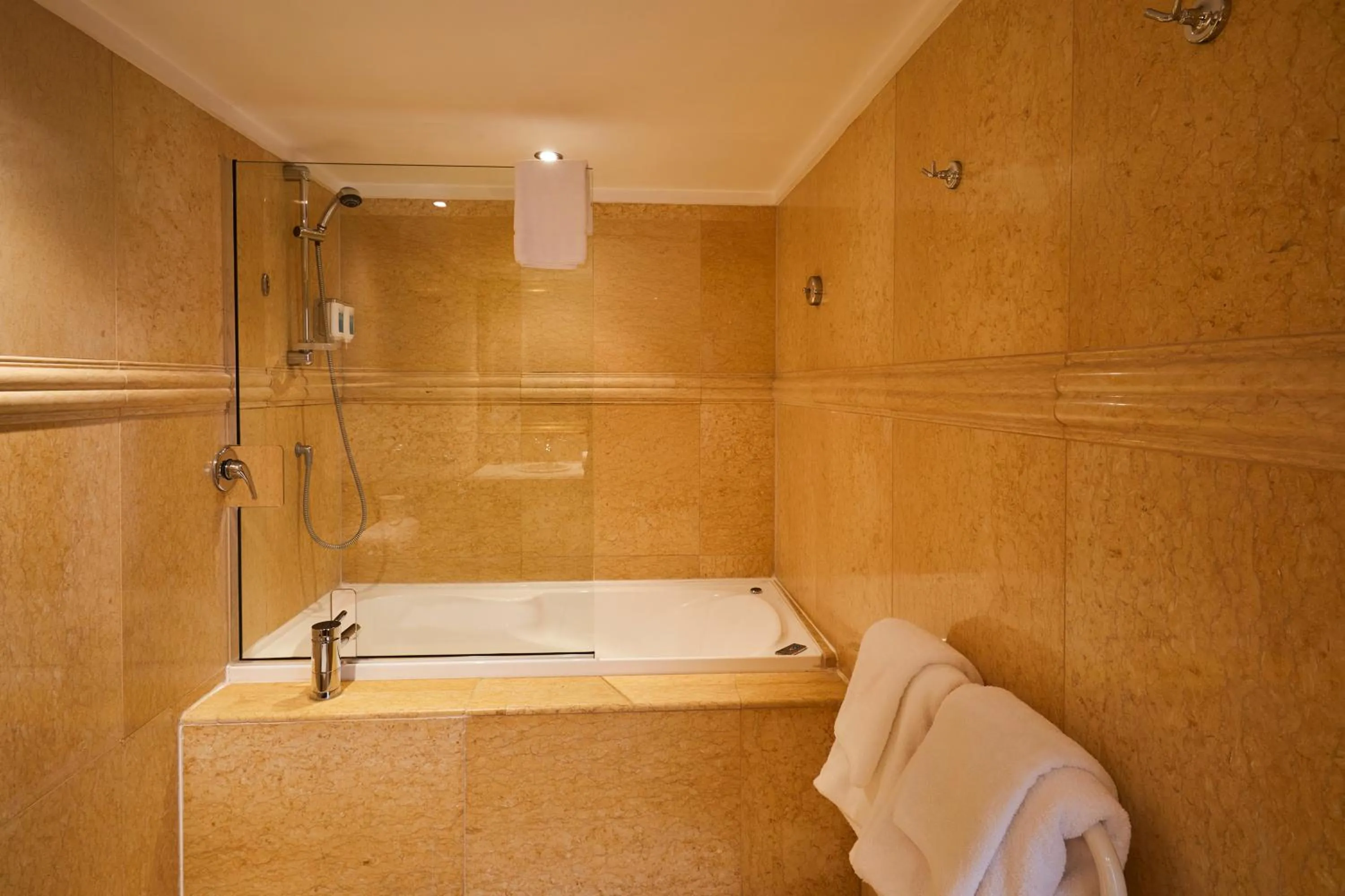 Bathroom in Nugget Point Hotel