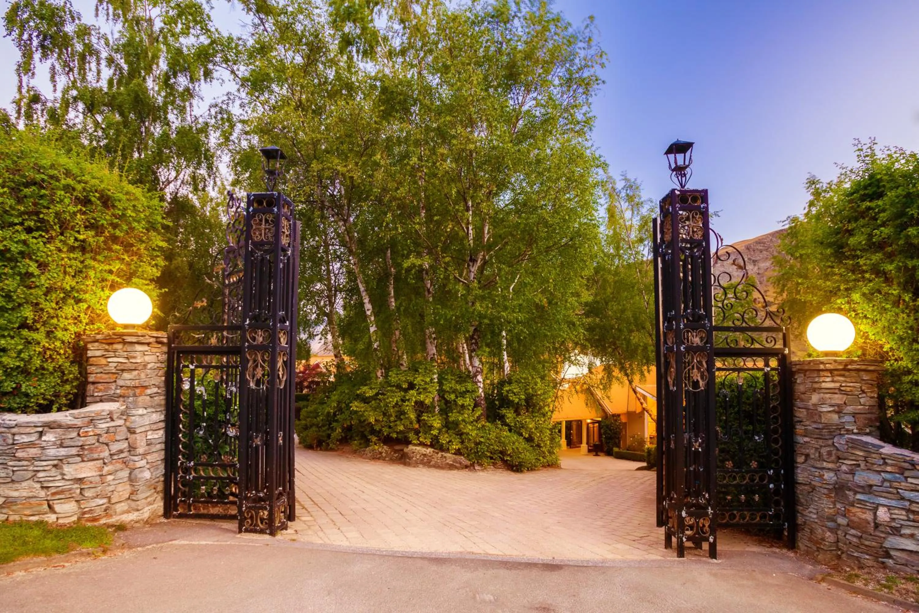 Facade/entrance in Nugget Point Hotel