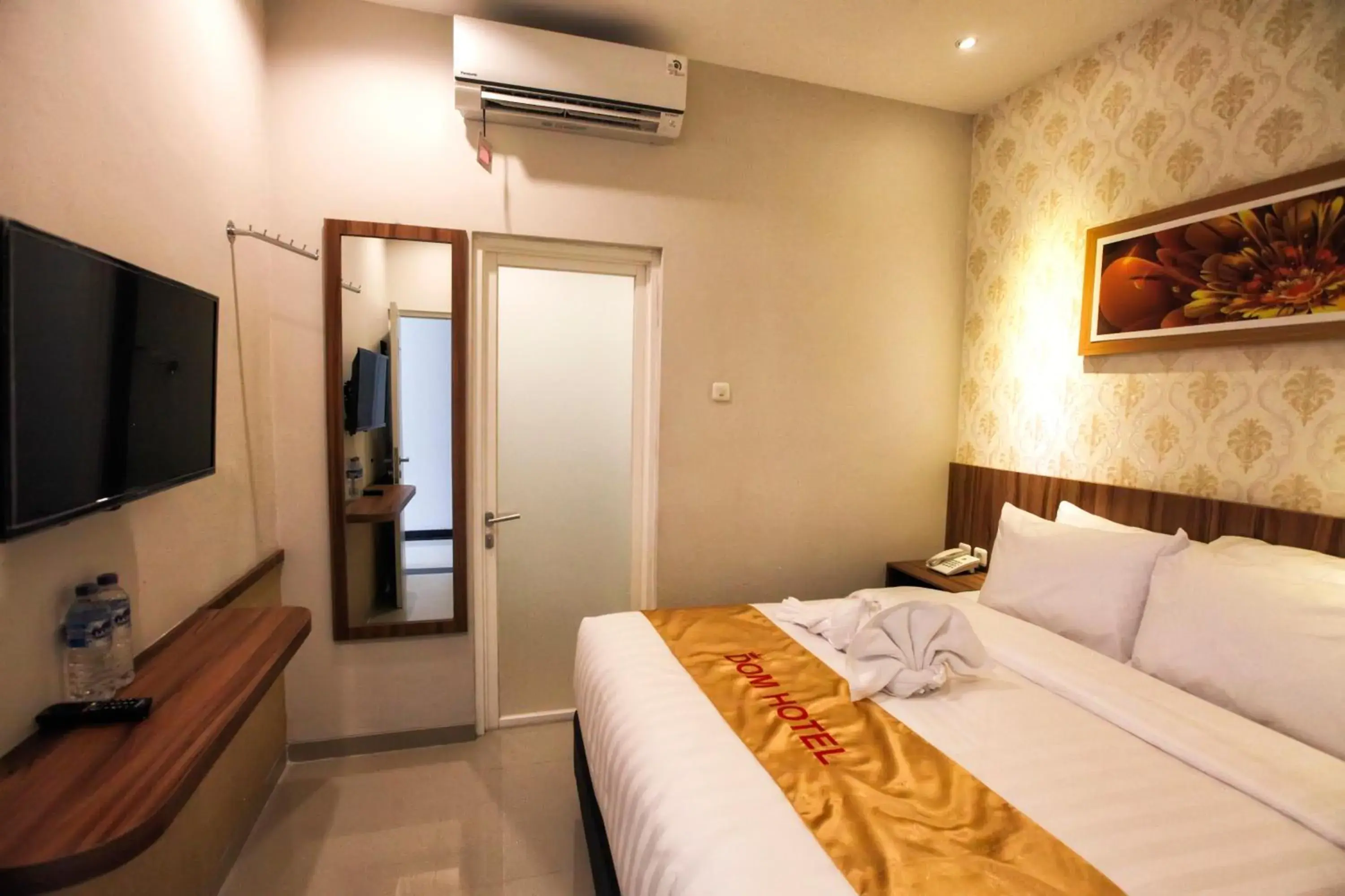 Deluxe Double Room in DOM Hotel Jogja Deluxe Double Room in DOM Hotel Jogja