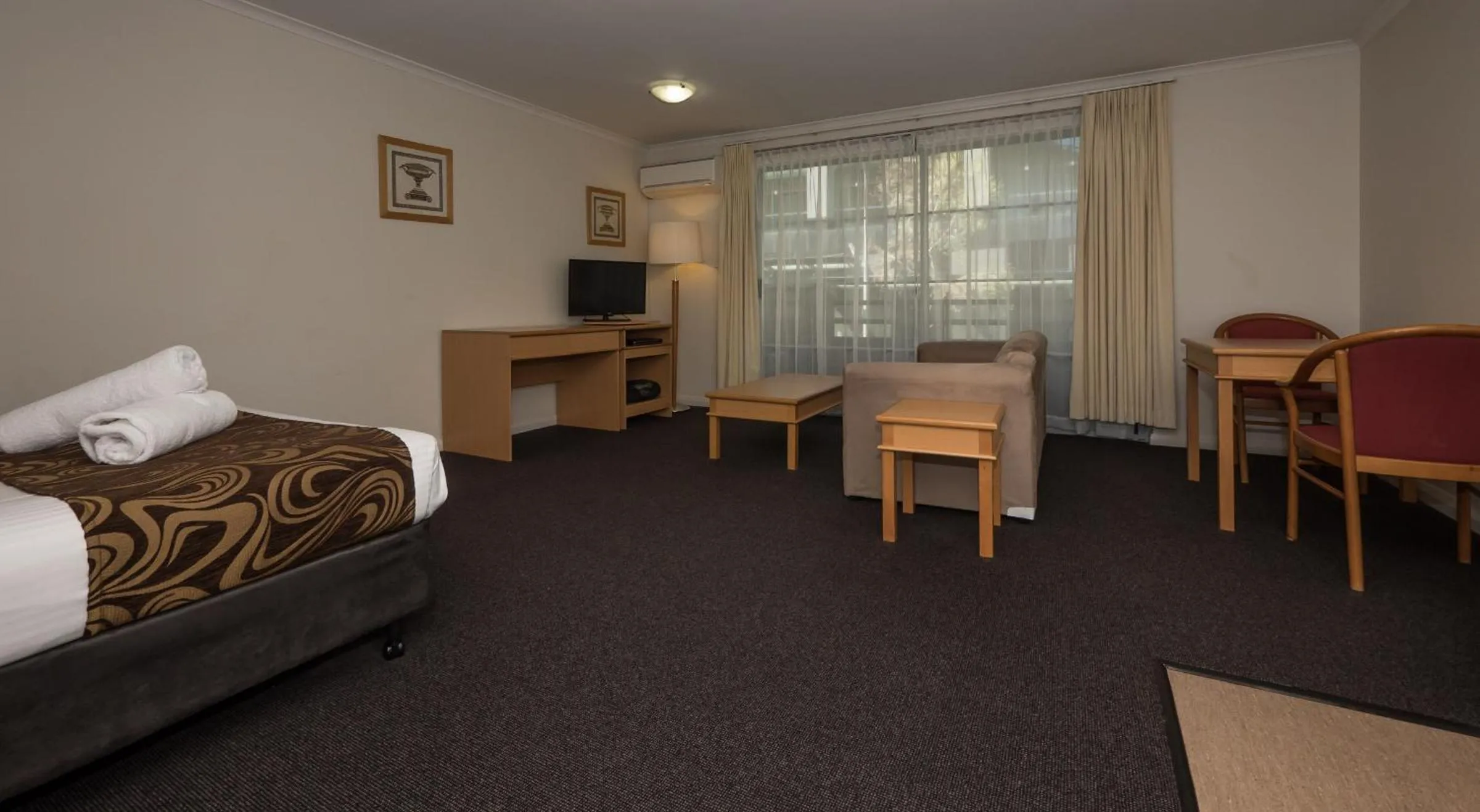 Living room, Bed in Napoleon On Kent