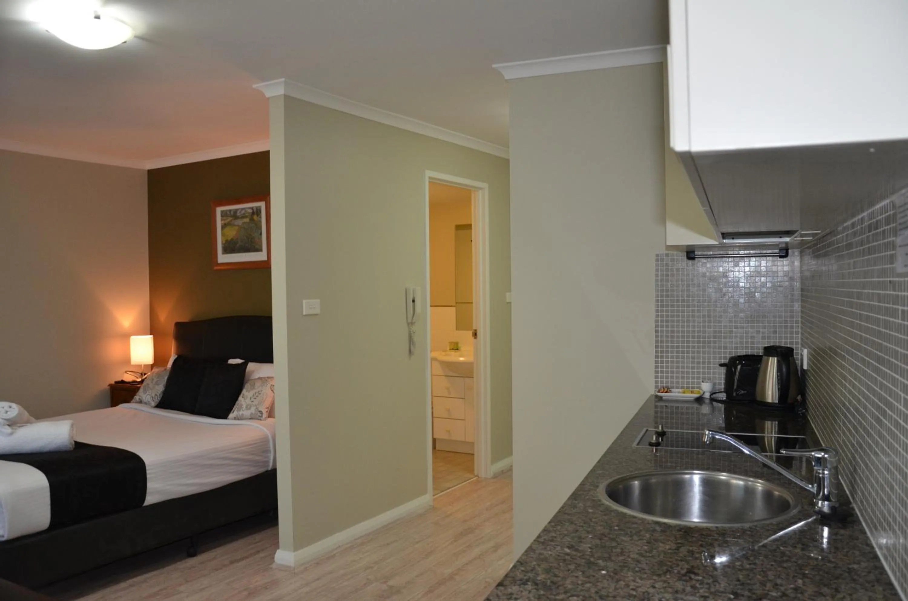 Photo of the whole room, Bed in Napoleon On Kent