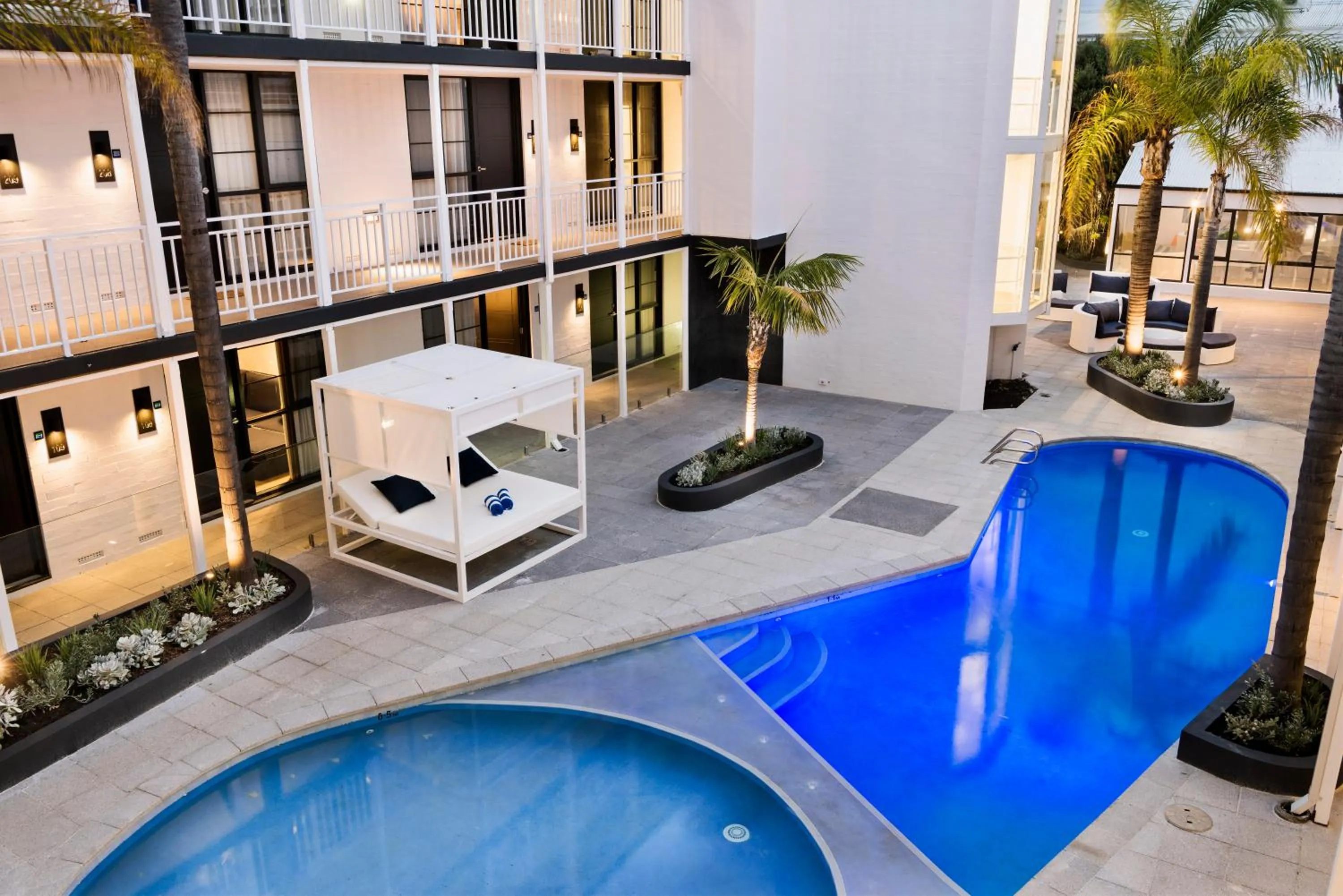 Swimming pool in Tradewinds Hotel and Suites Fremantle
