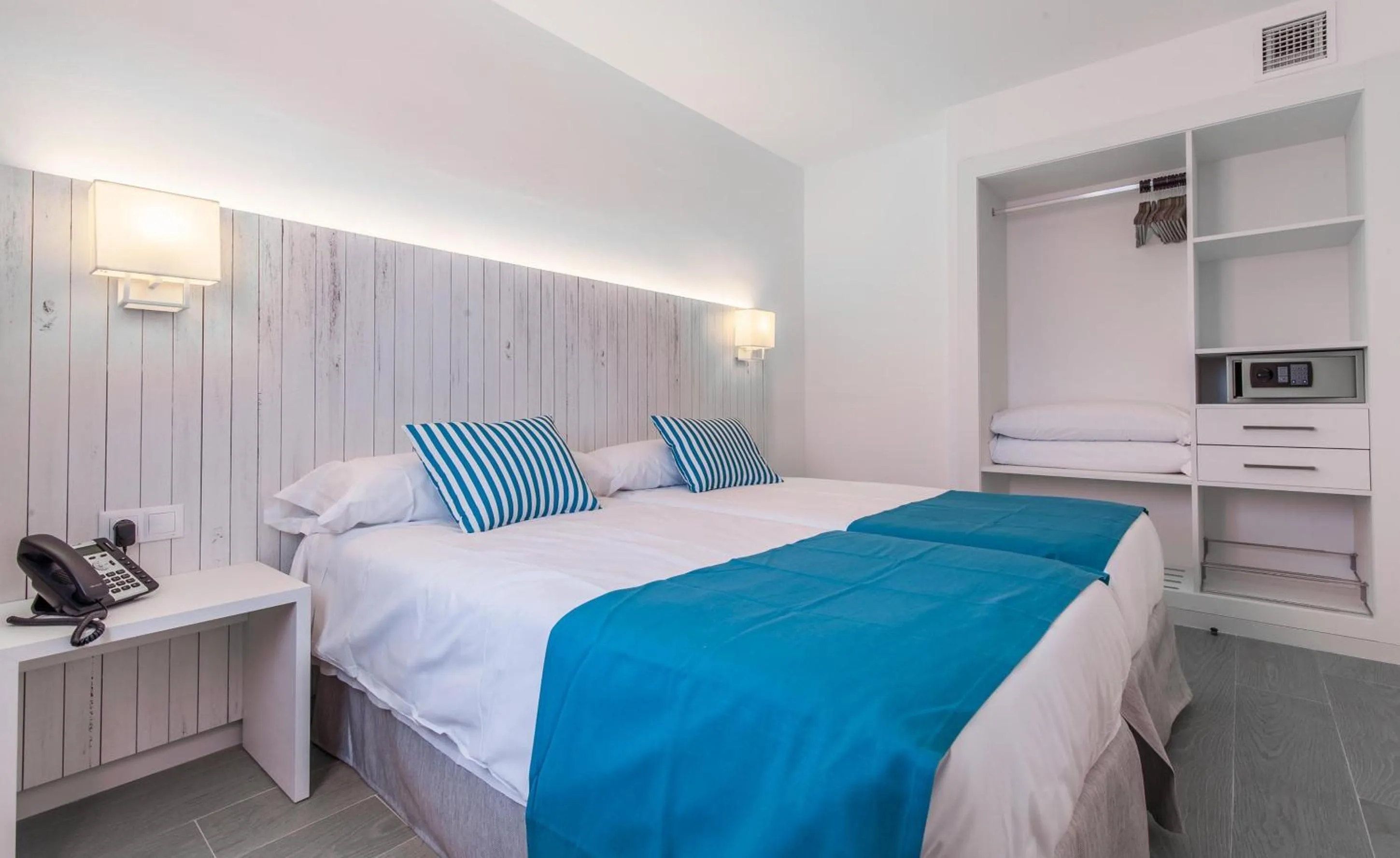 Photo of the whole room, Bed in BLUESEA Gran Playa