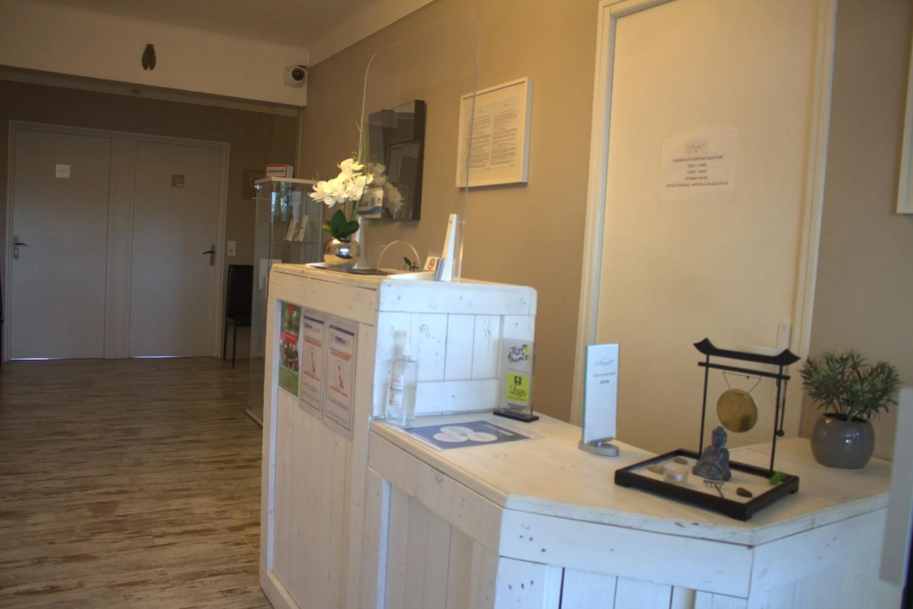 Lobby or reception in Logis Hôtel Le Clement V