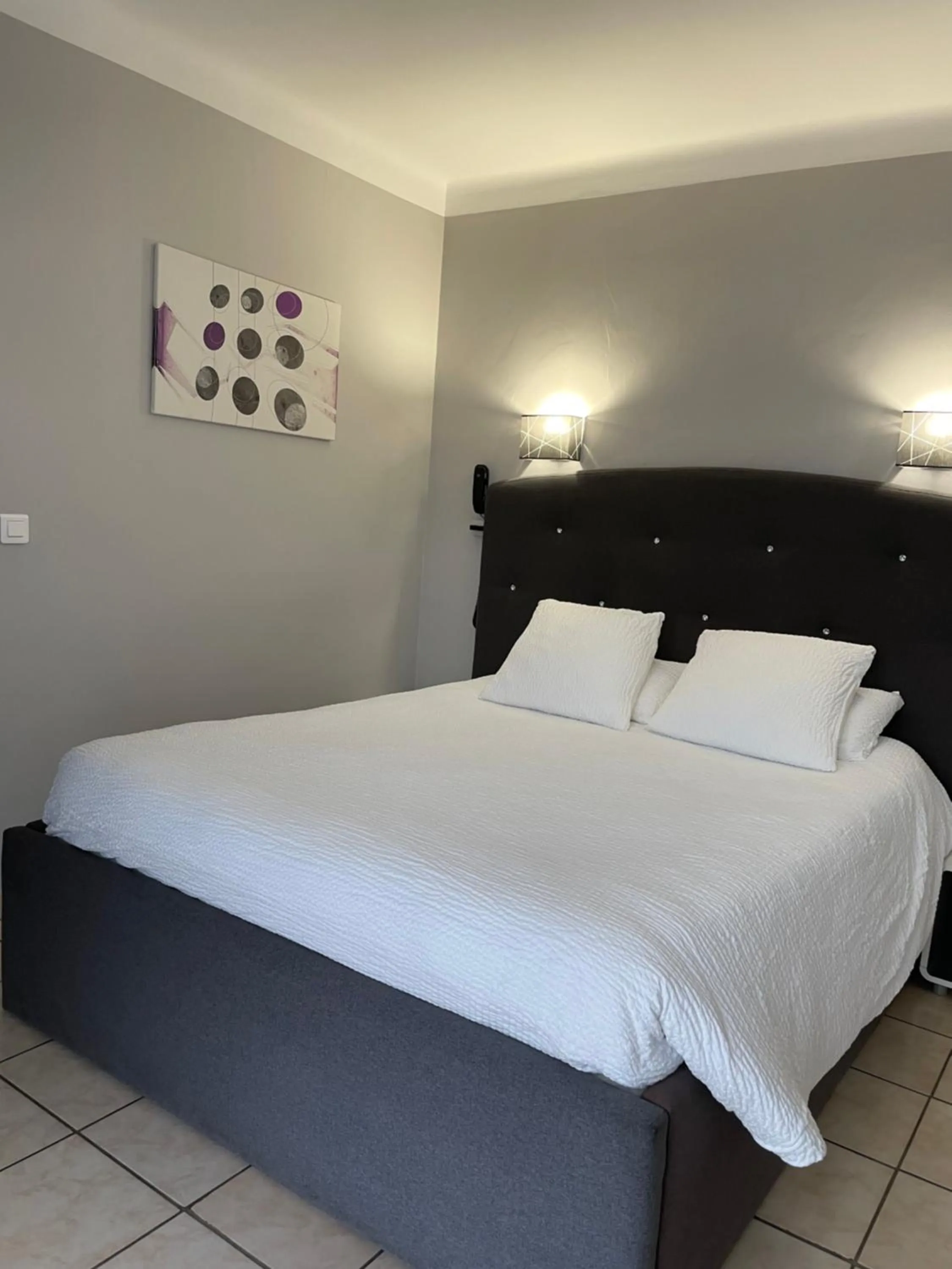 Bed in Logis Hôtel Le Clement V