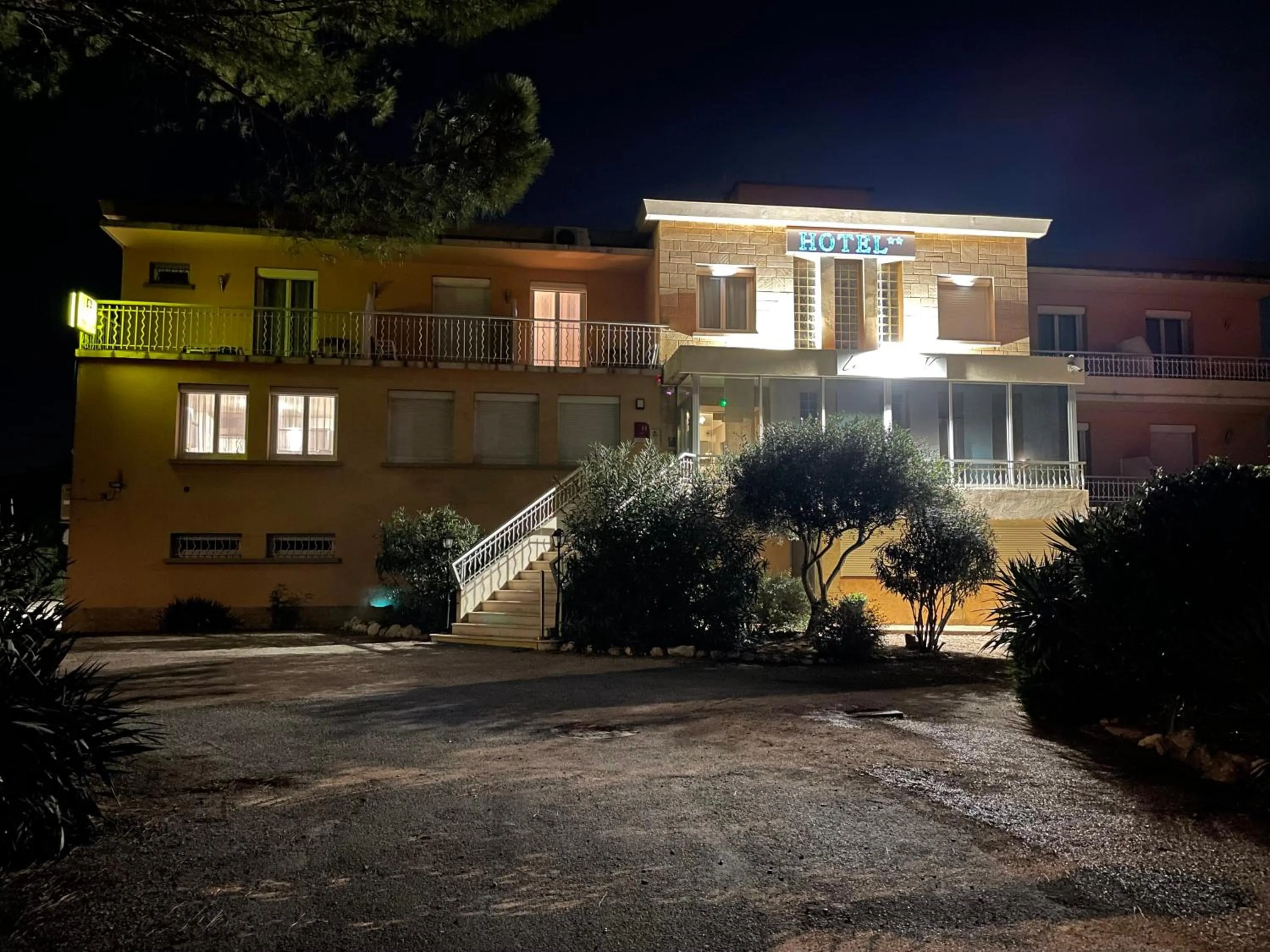 Restaurant/places to eat in Logis Hôtel Le Clement V