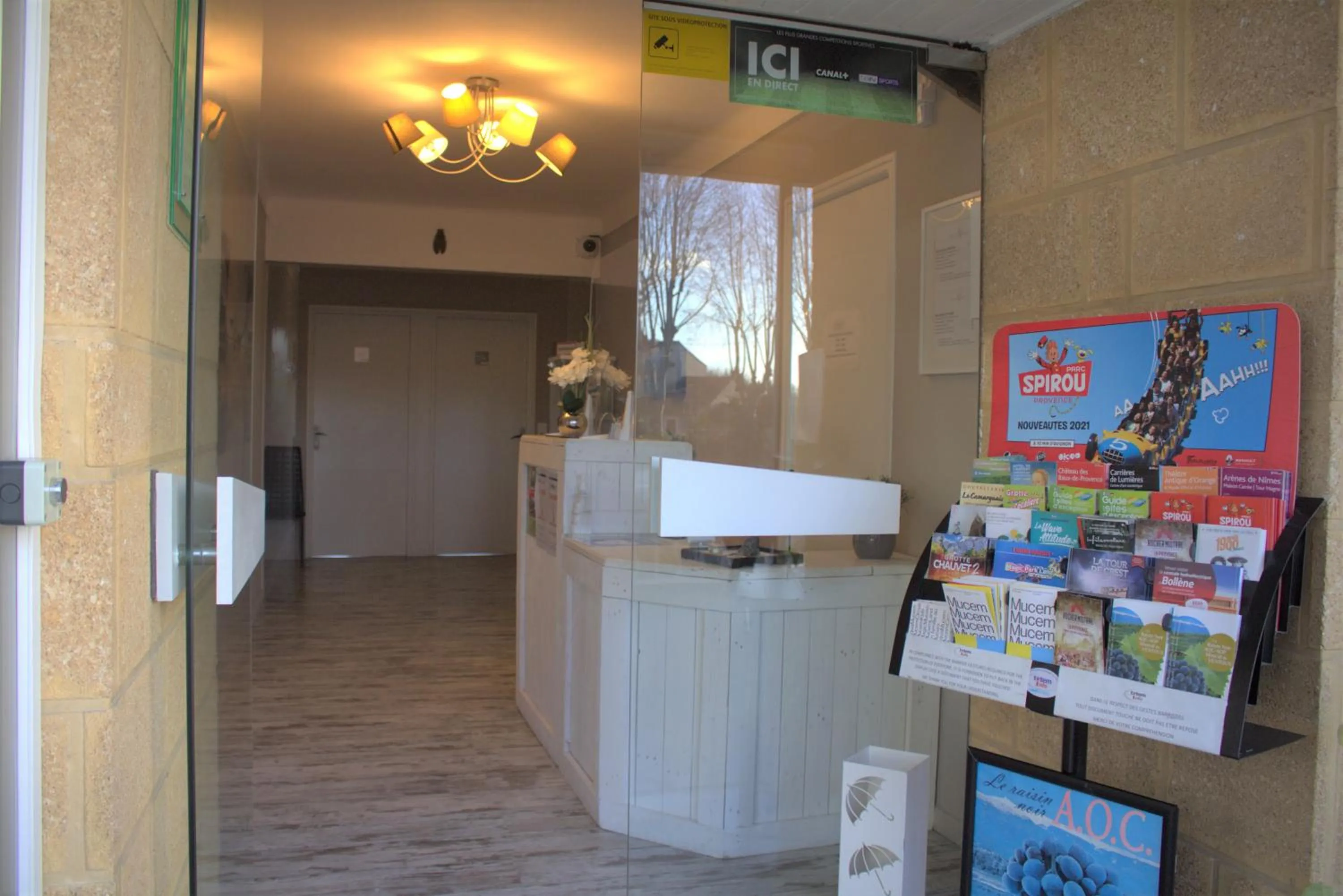 Lobby or reception in Logis Hôtel Le Clement V