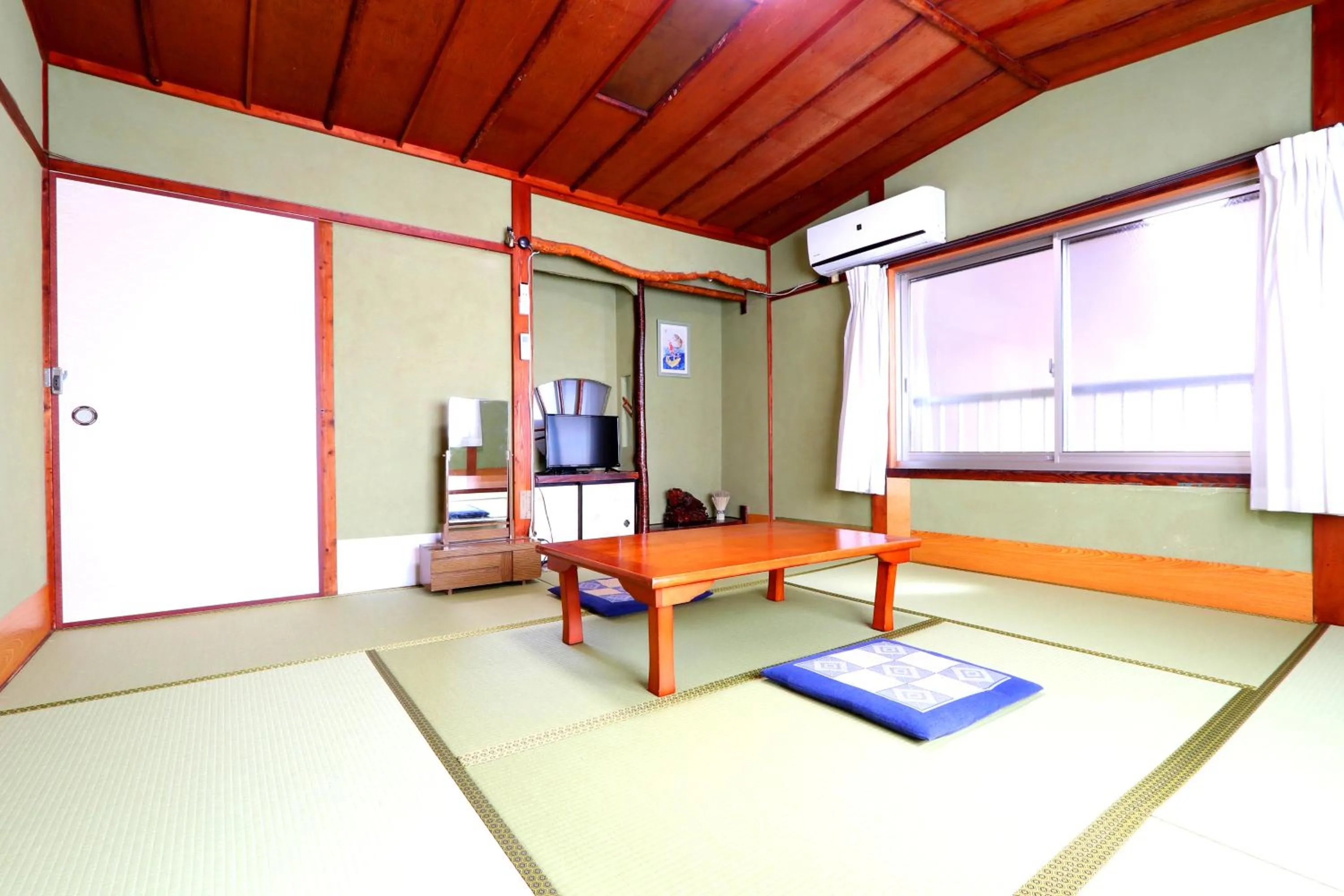 Photo of the whole room in Marumo Ryokan