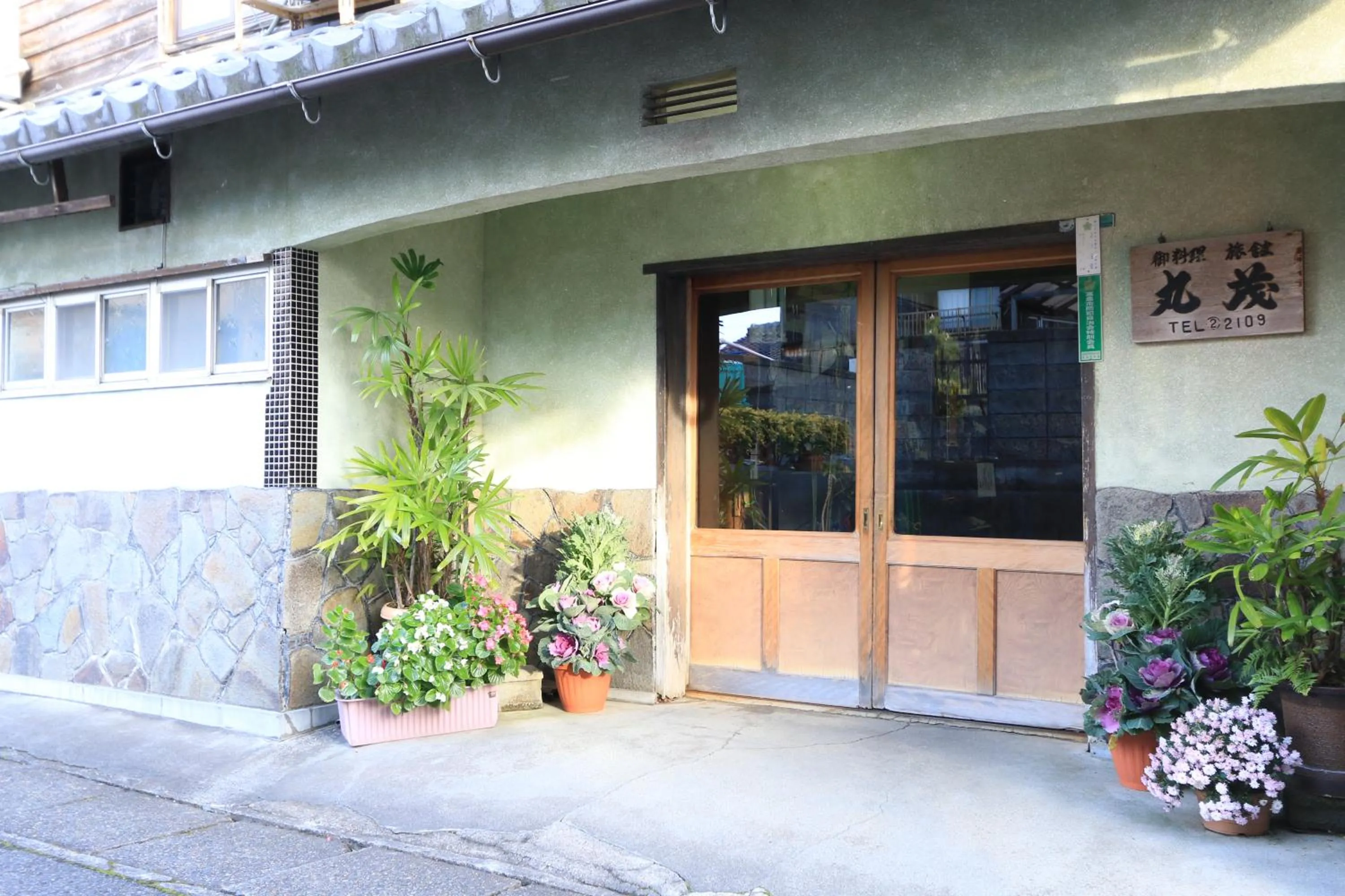 Facade/entrance in Marumo Ryokan
