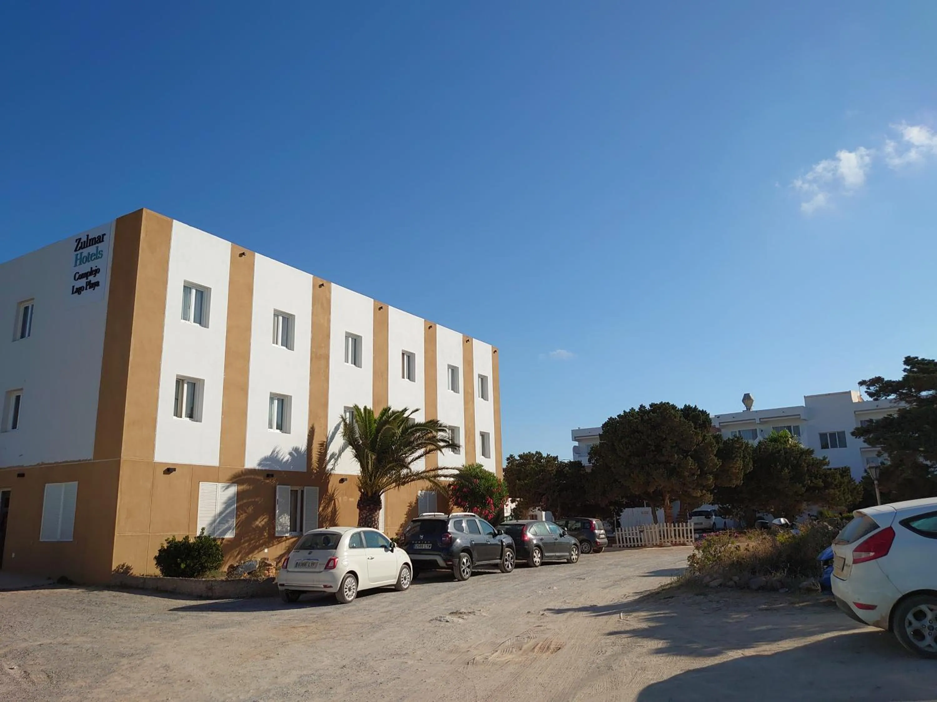 Facade/entrance in Lago Playa