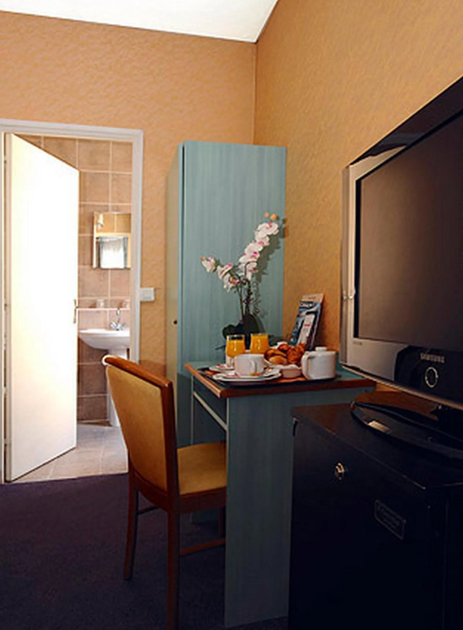 Bathroom in Auriane Porte De Versailles