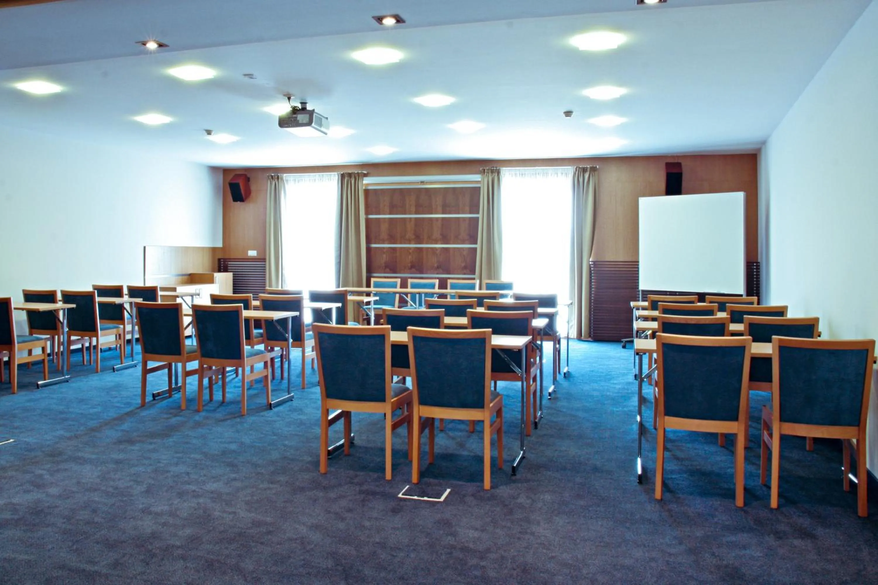 Business facilities in IMPIQ Hotel