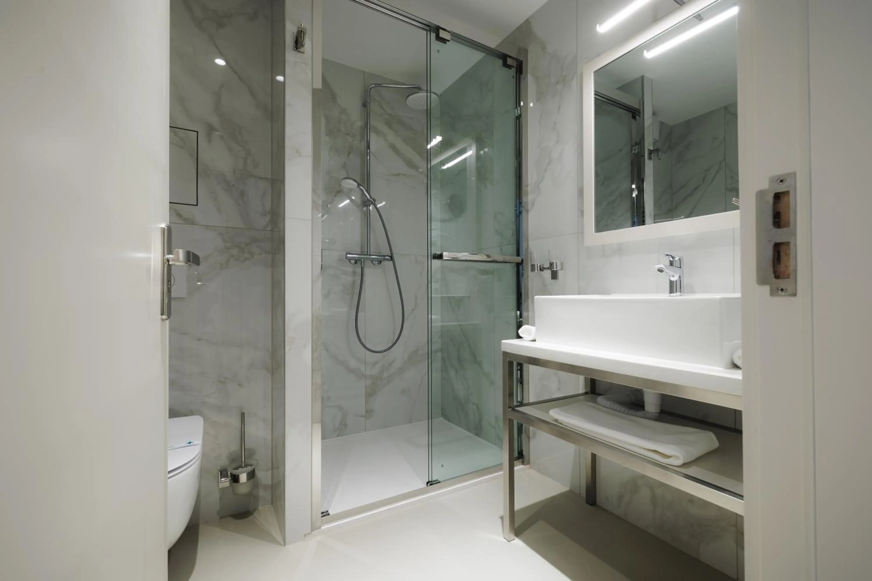 Shower in Hotel Arcade