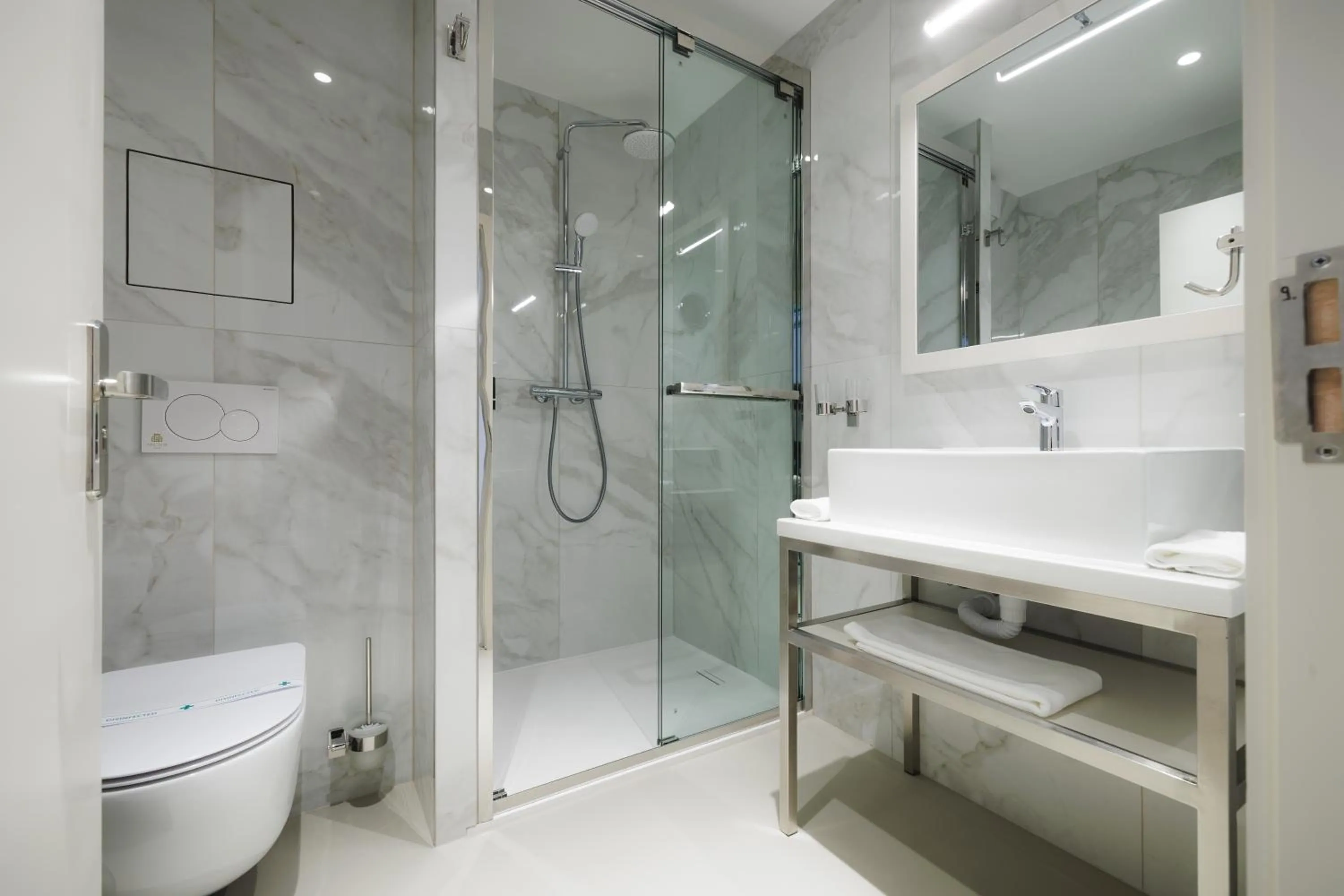 Shower in Hotel Arcade