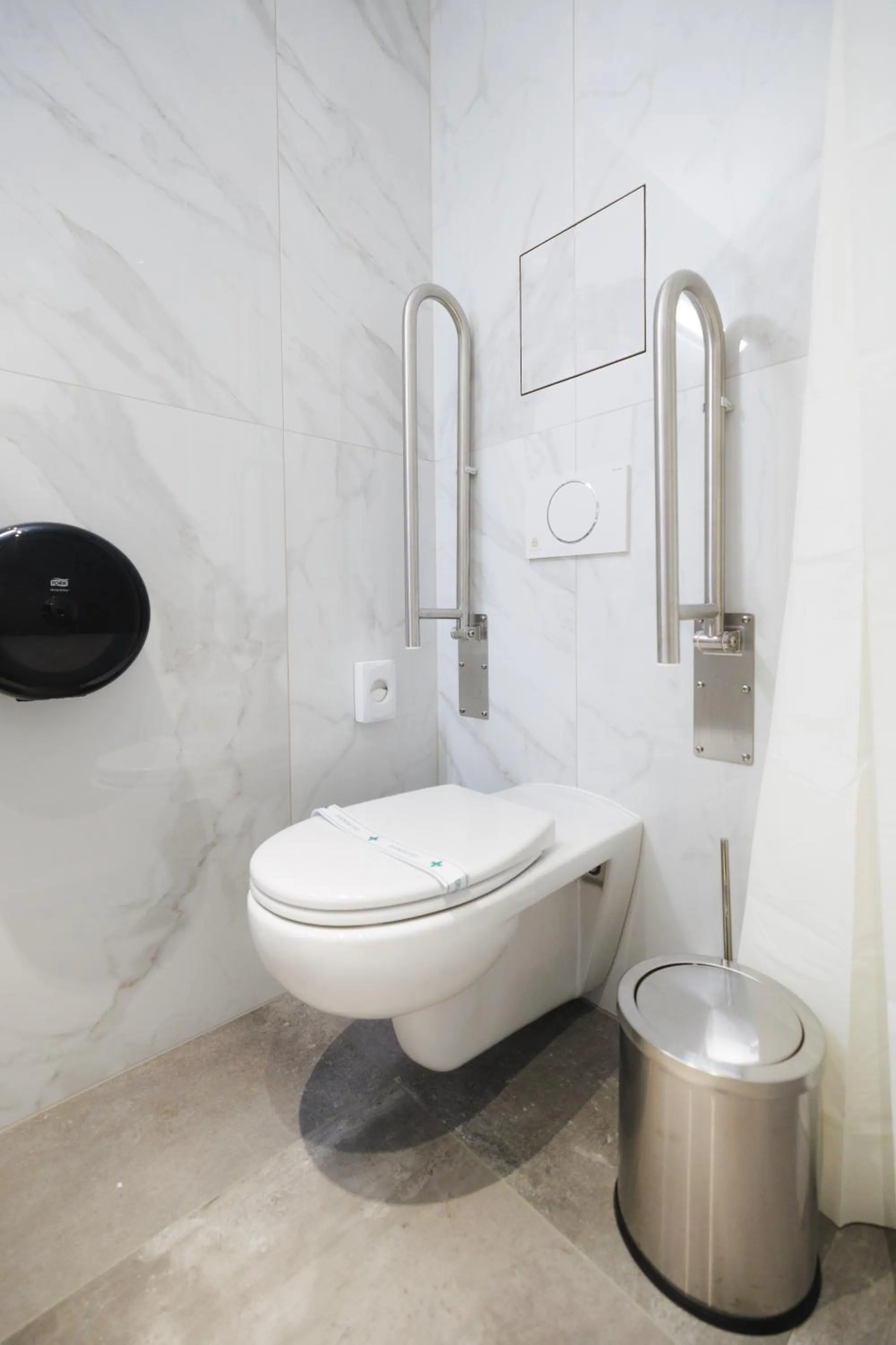 Toilet in Hotel Arcade