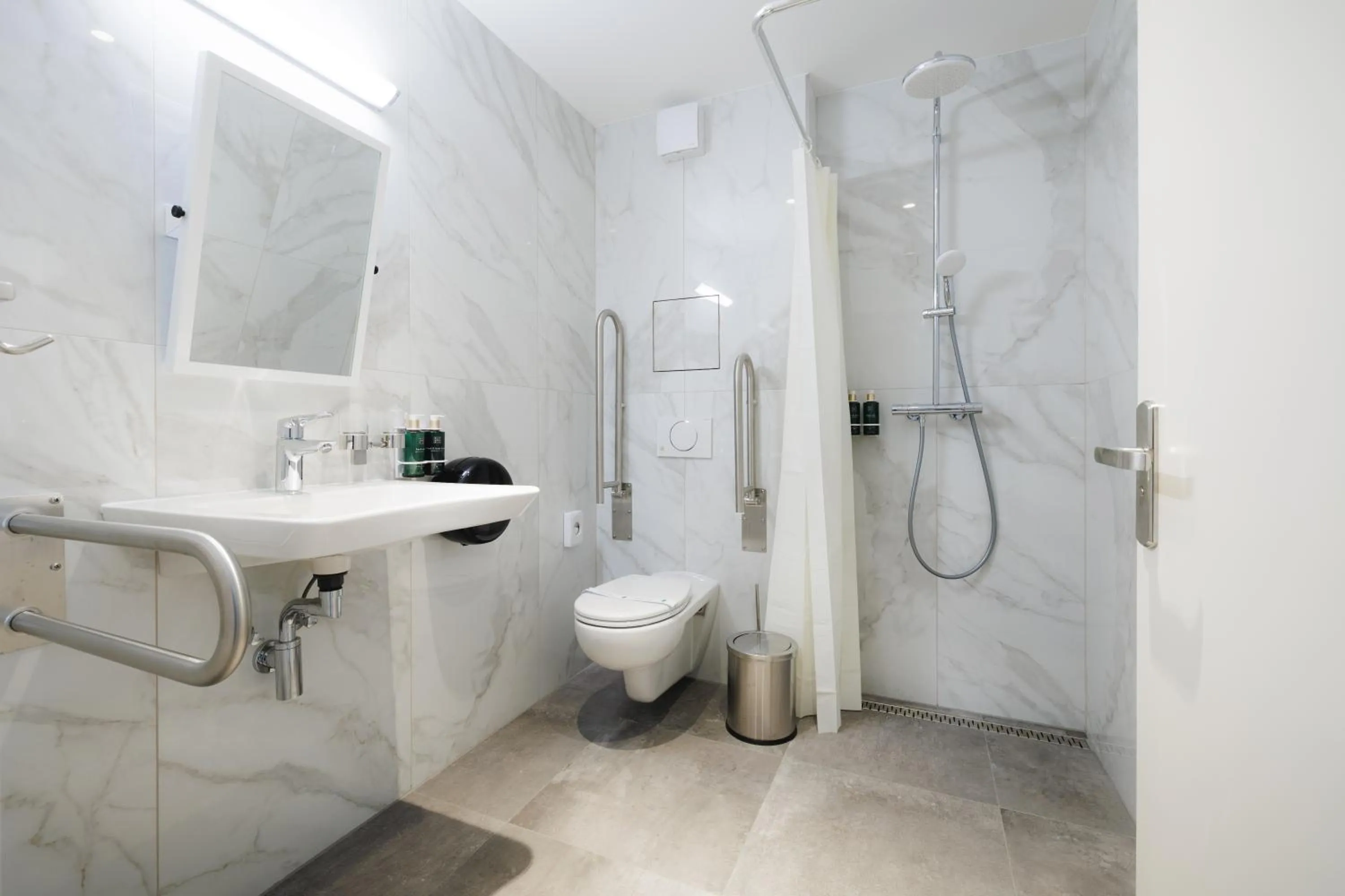 Shower in Hotel Arcade