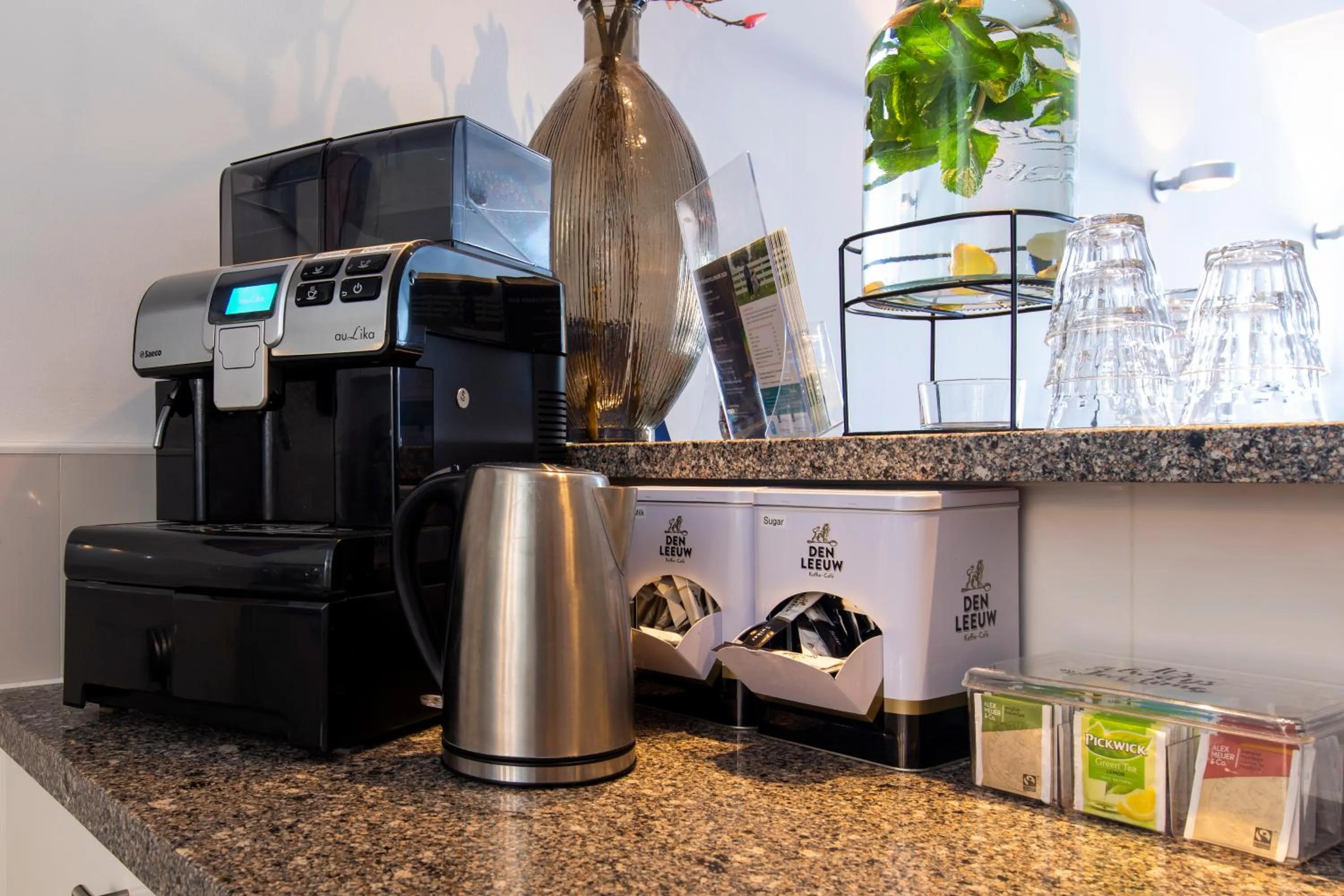Coffee/tea facilities in Hotel La Rosa Amsterdam Beach