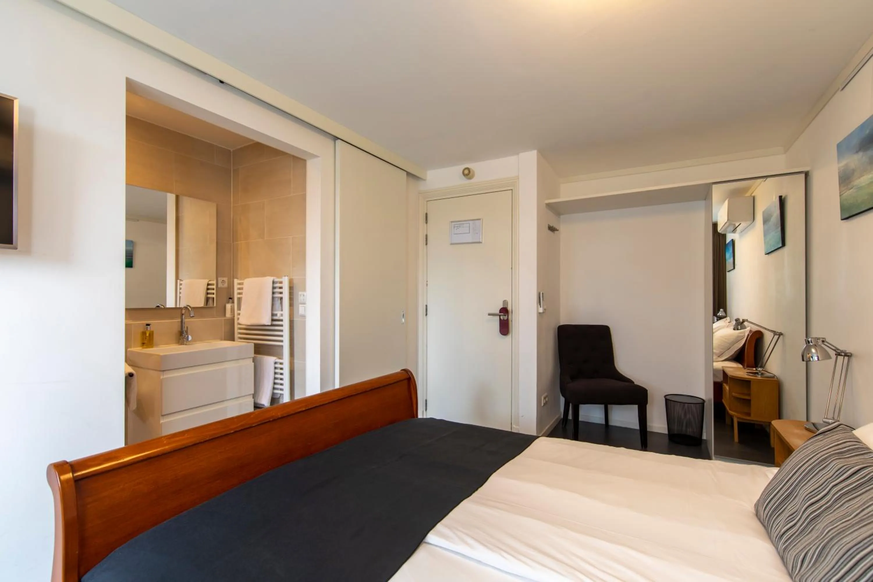 Photo of the whole room, Bed in Hotel La Rosa Amsterdam Beach